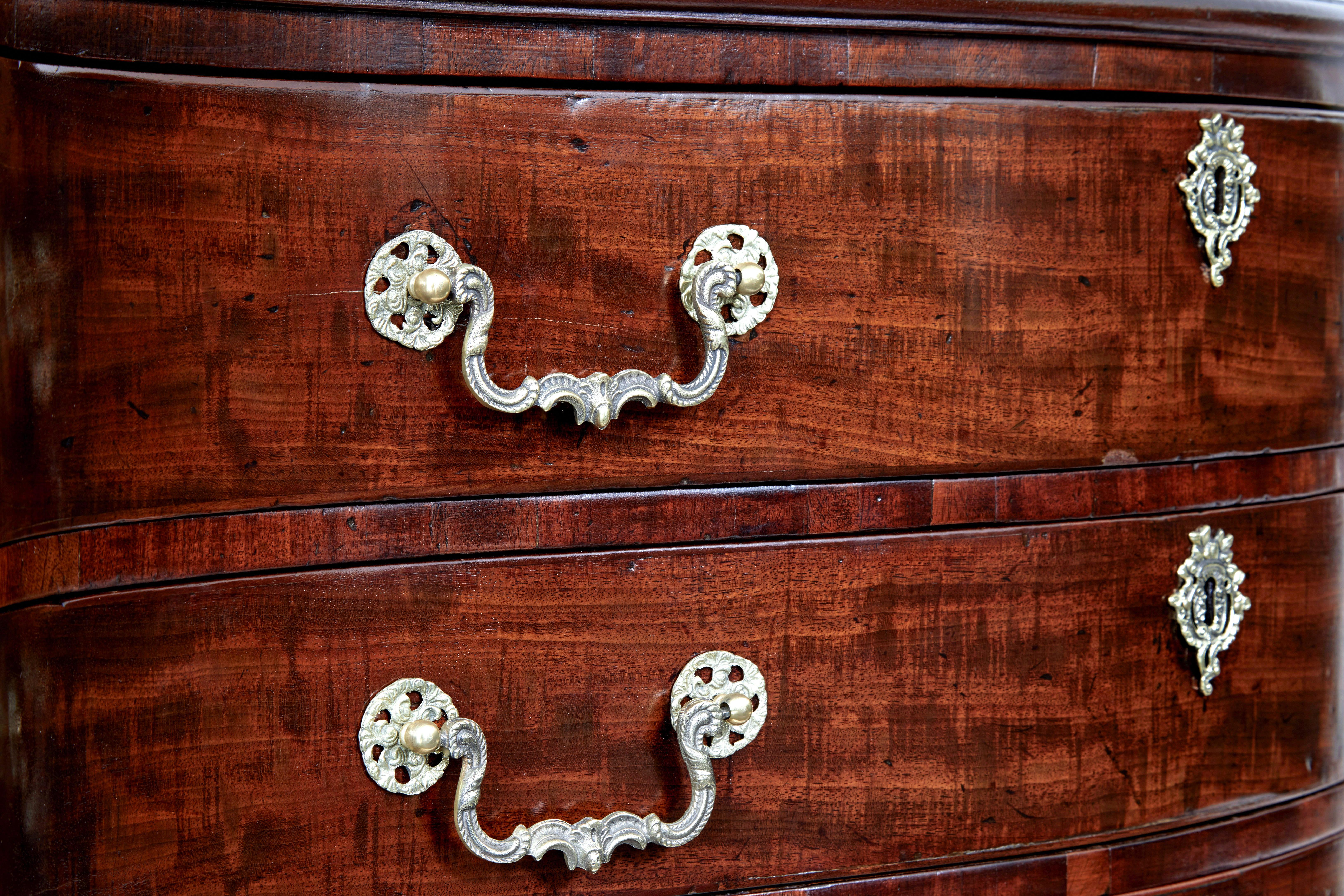 Brass 18th century Georgian mahogany serpentine chest of drawers For Sale