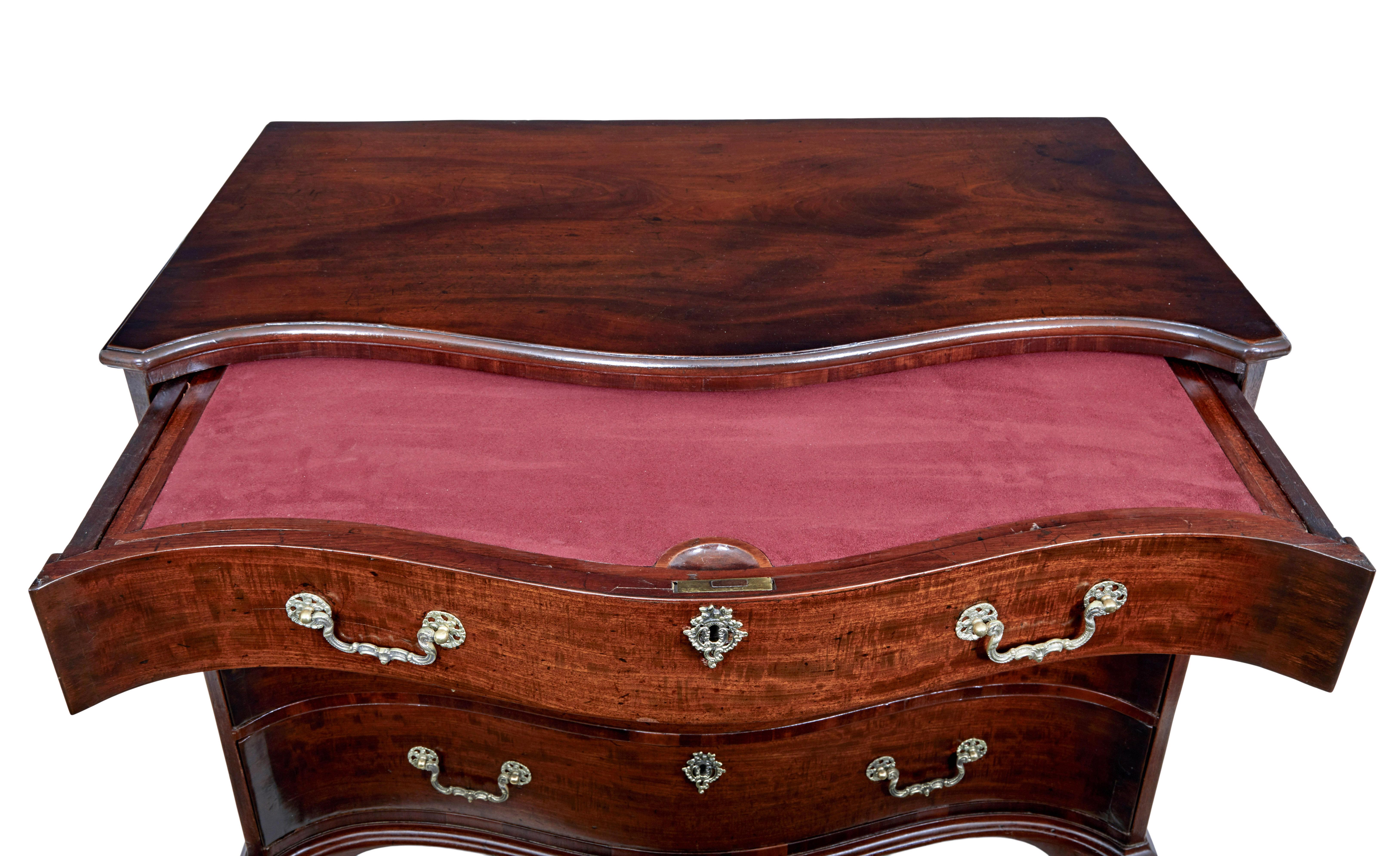 18th century Georgian mahogany serpentine chest of drawers For Sale 1