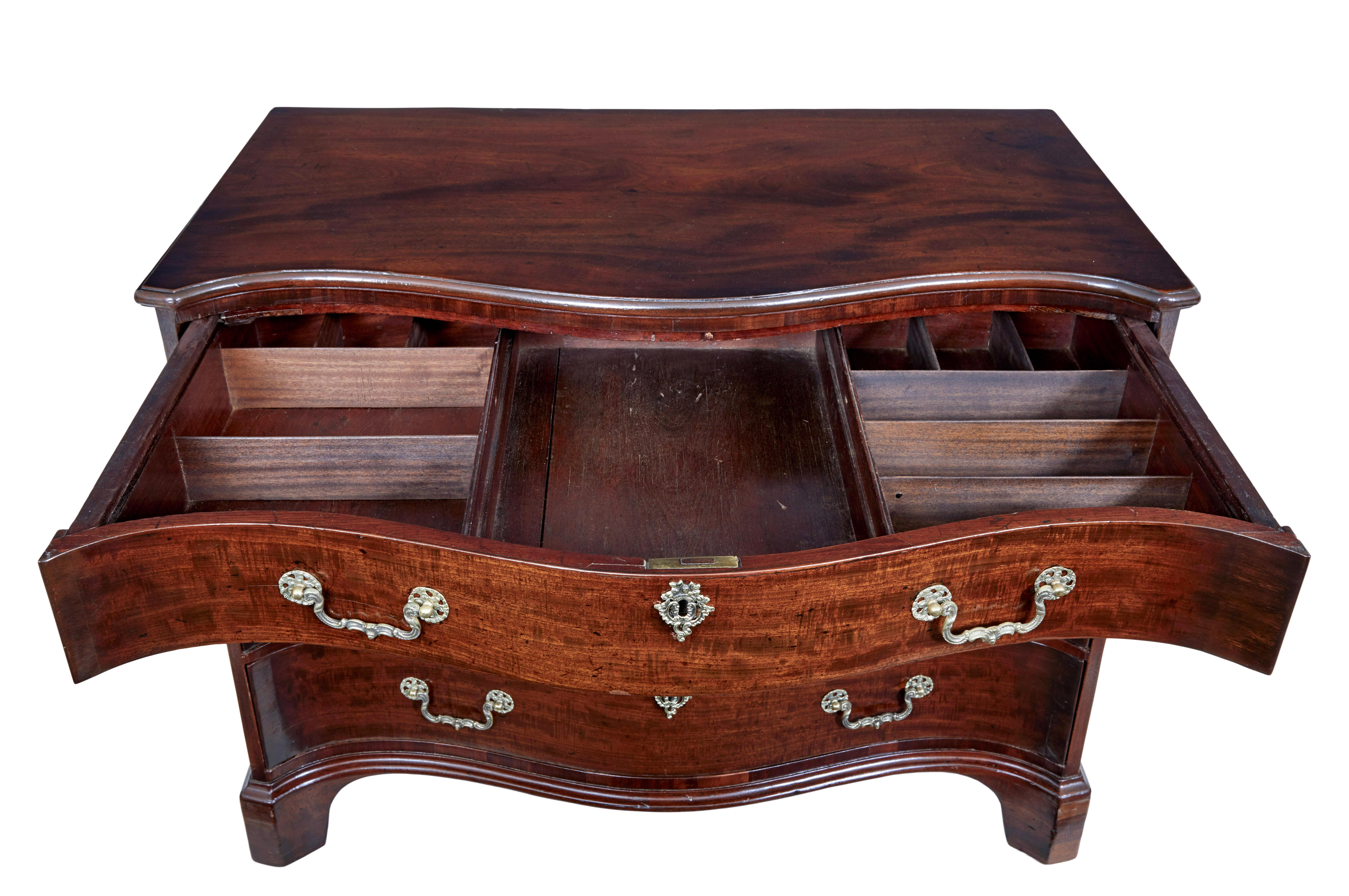 18th century Georgian mahogany serpentine chest of drawers For Sale 2