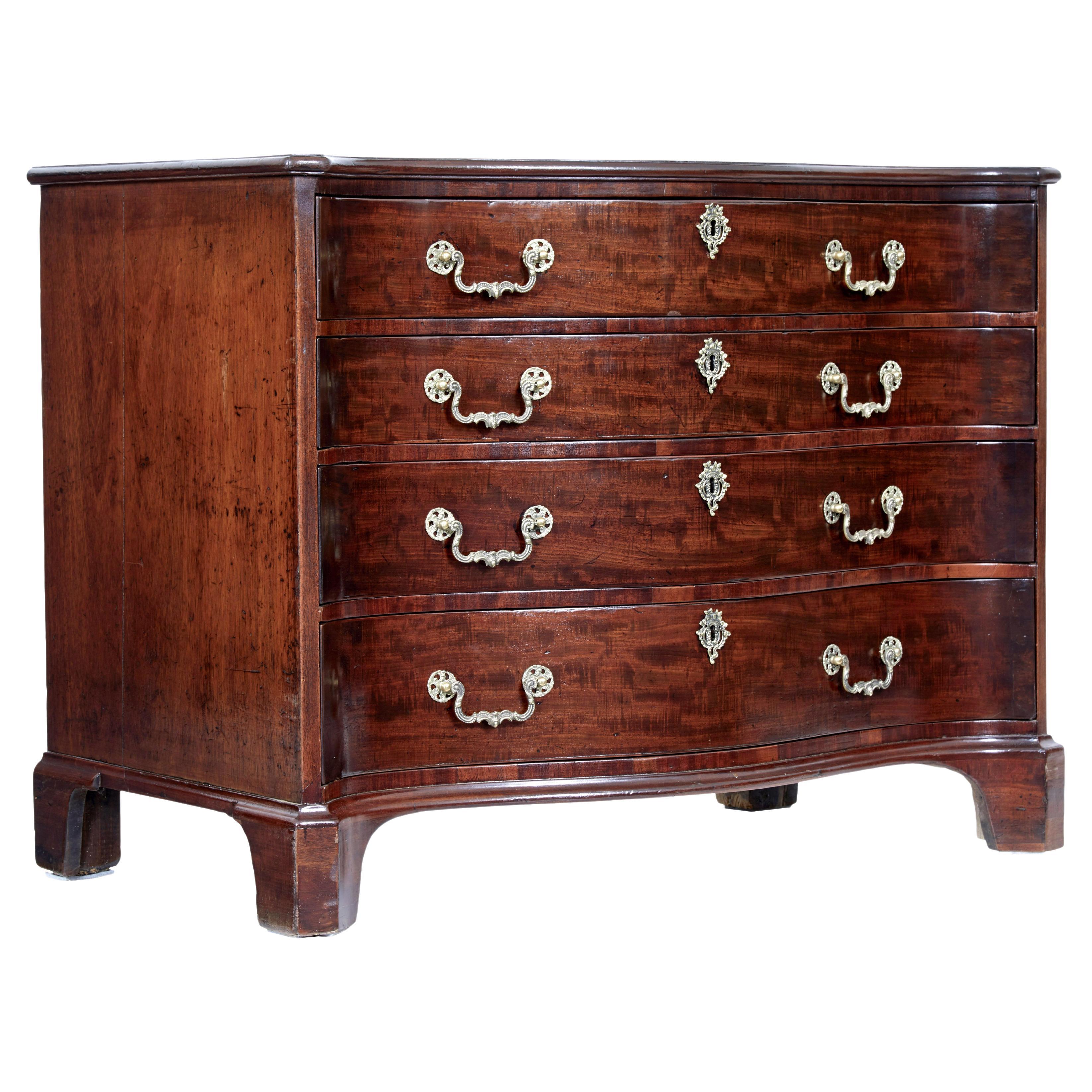 18th century Georgian mahogany serpentine chest of drawers For Sale