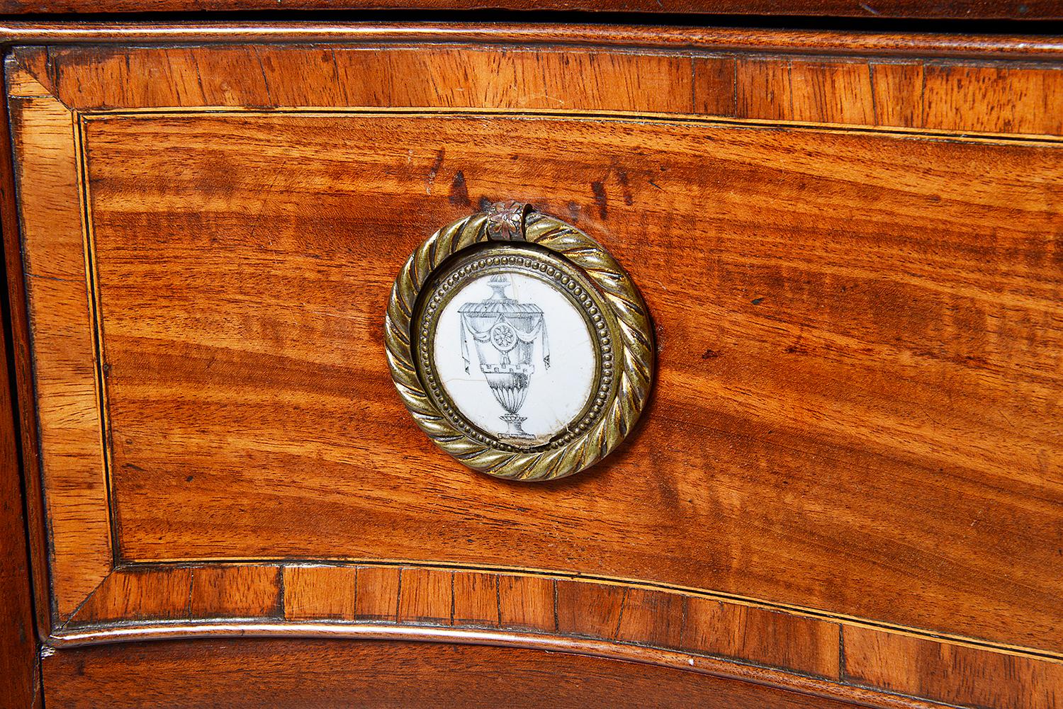 18th Century Georgian Mahogany serpentine fronted Chest For Sale 2