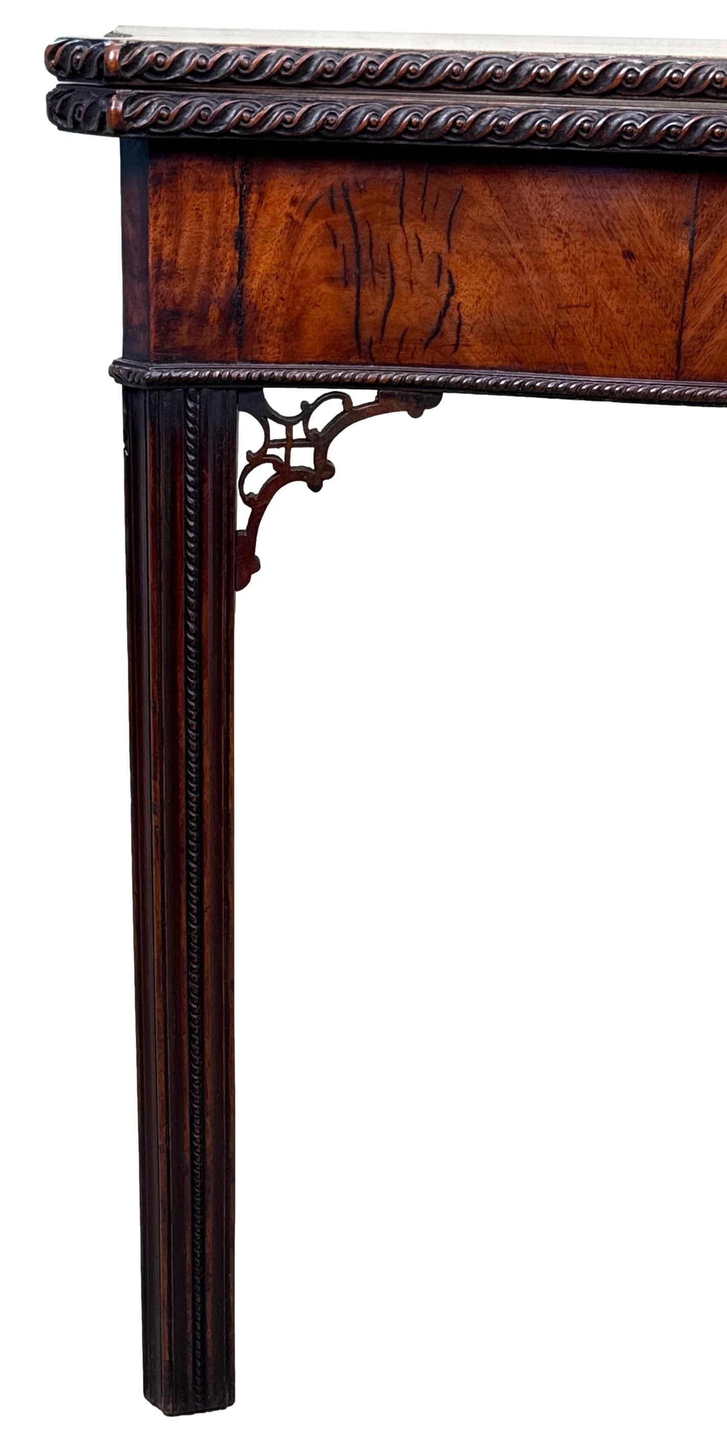 English 18th Century Georgian Mahogany Serpentine Tea Table For Sale