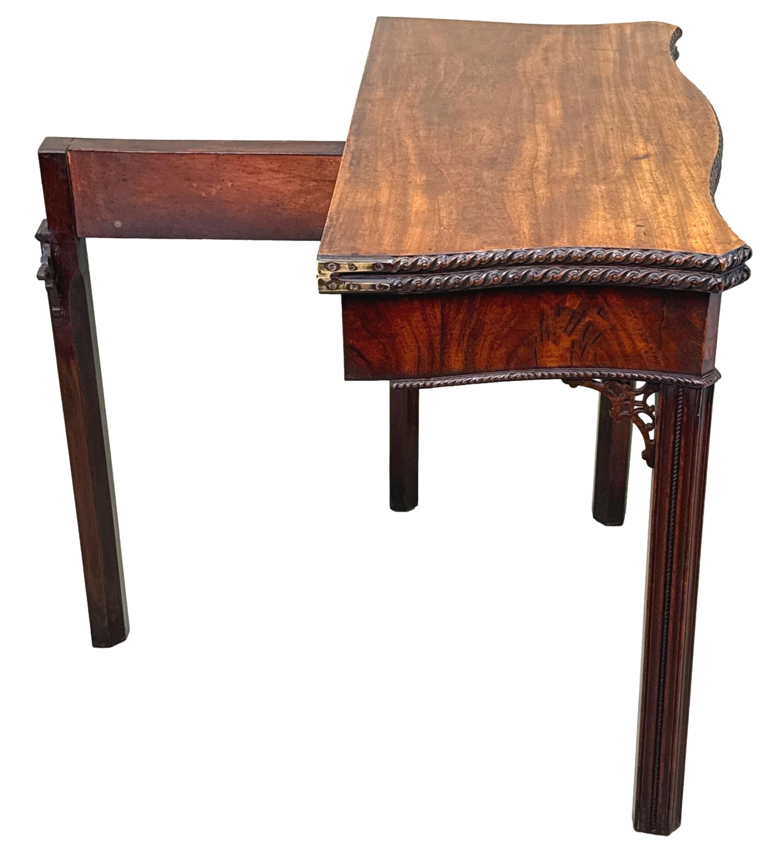 18th Century Georgian Mahogany Serpentine Tea Table In Good Condition For Sale In Bedfordshire, GB