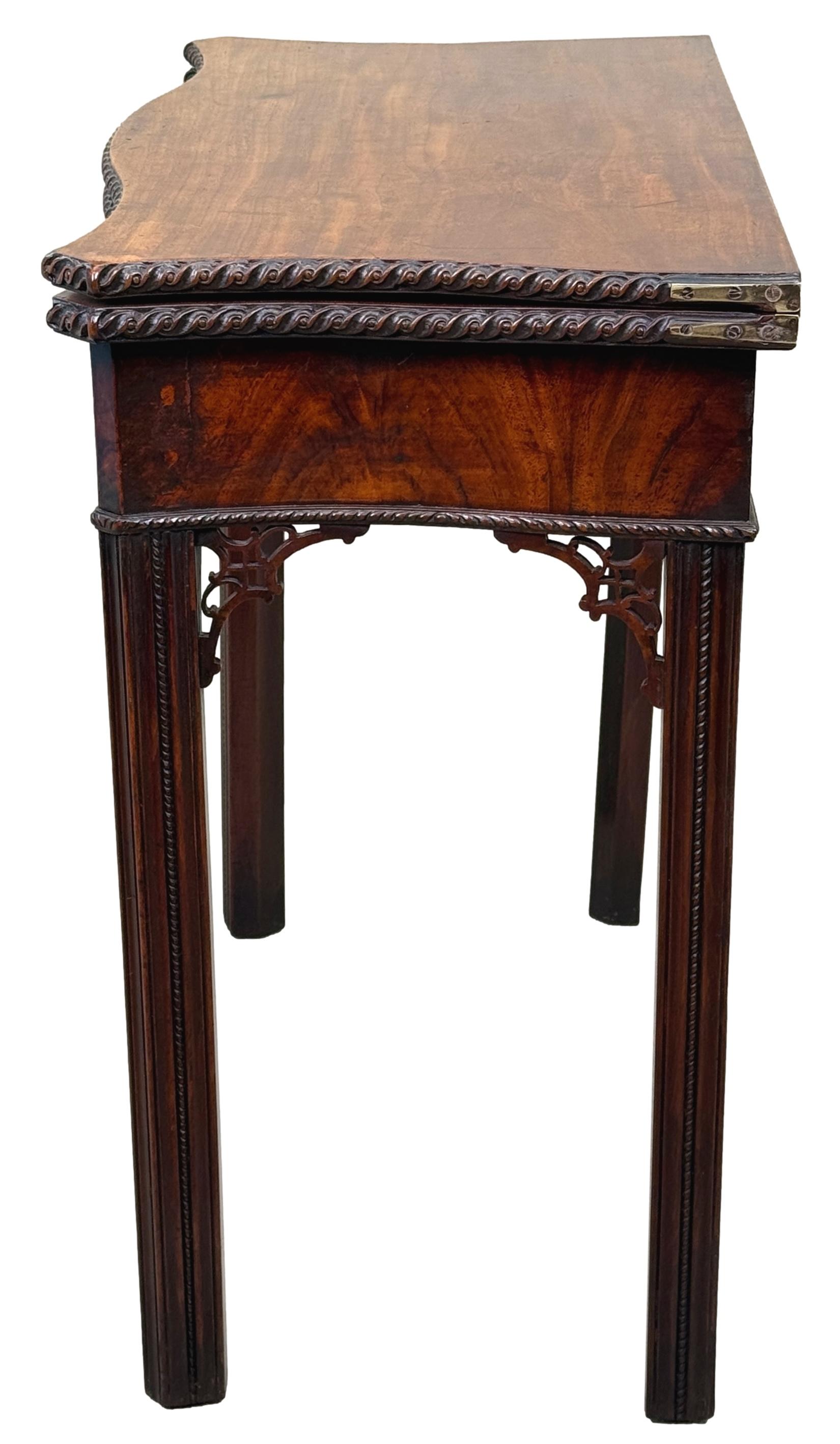 18th Century Georgian Mahogany Serpentine Tea Table For Sale 4