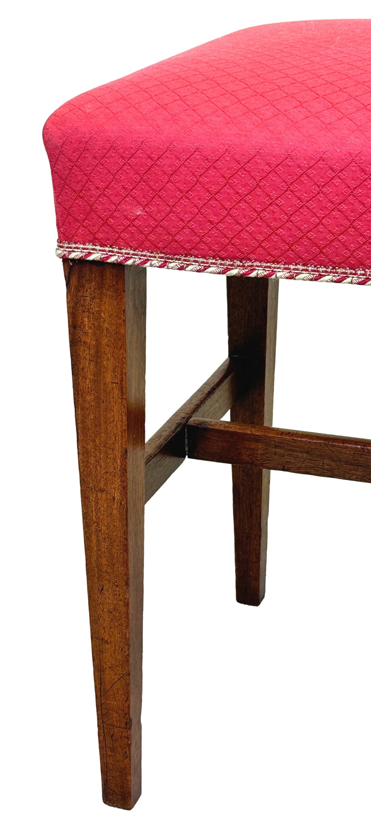 Eine gute Qualität Ende des 18. Jahrhunderts, Englisch, georgianischen Mahagoni Hocker der rechteckigen Form, mit gepolsterten Sitz auf eleganten quadratischen konischen Beinen und Strecker erhöht.

Dieser einfache georgianische Mahagoni-Hocker ist