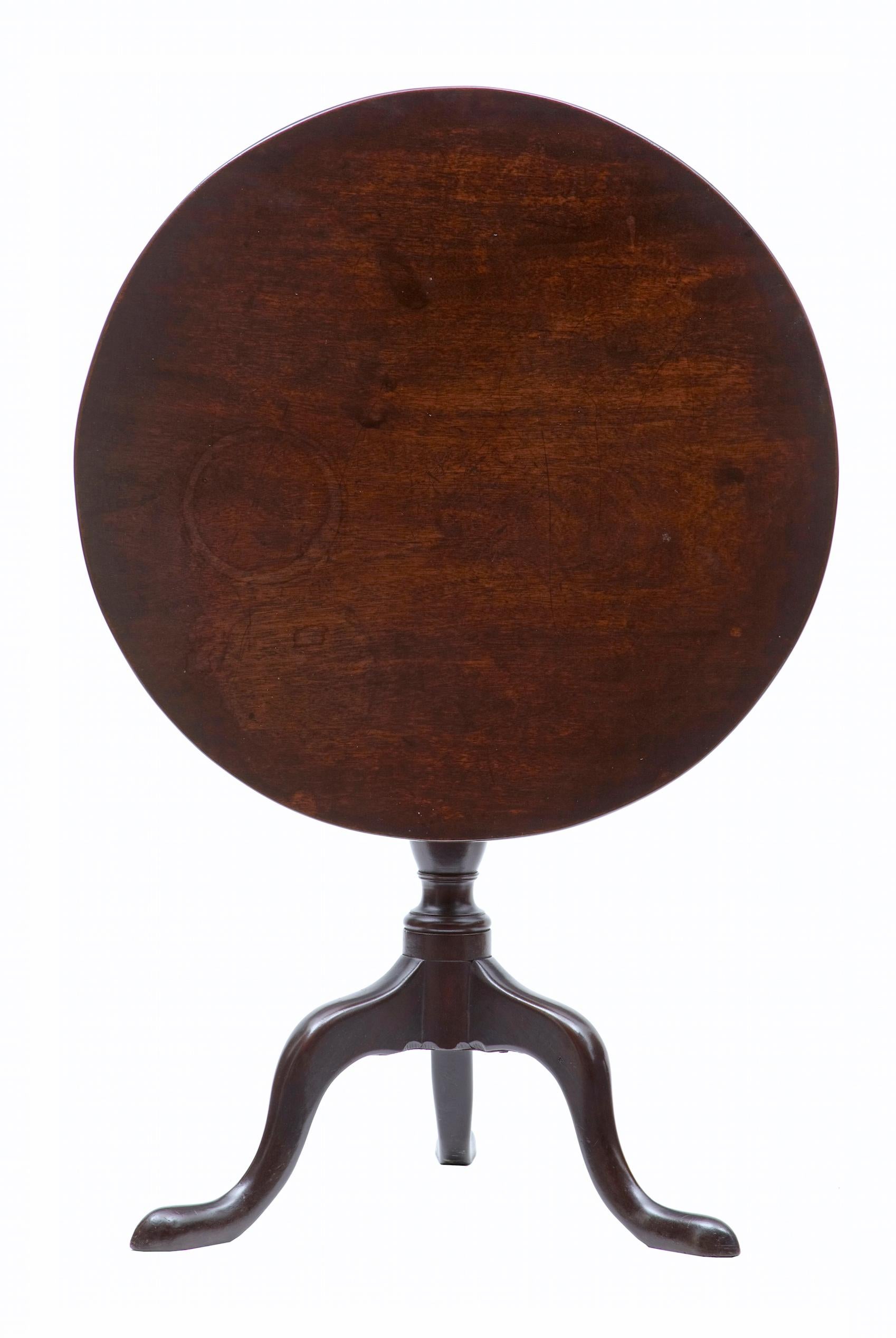 Superb mahogany George III wine table, circa 1770. In original condition, with excellent color and patina (the top can be re-polished upon request be we recommend it retains its original patina built up over the years.) standing on turned stem and