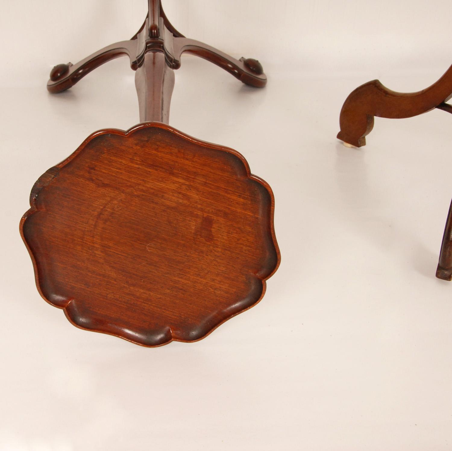 18th Century Georgian Mahogany Torcheres Pedestals Candle stands Walnut Set of 2 For Sale 5