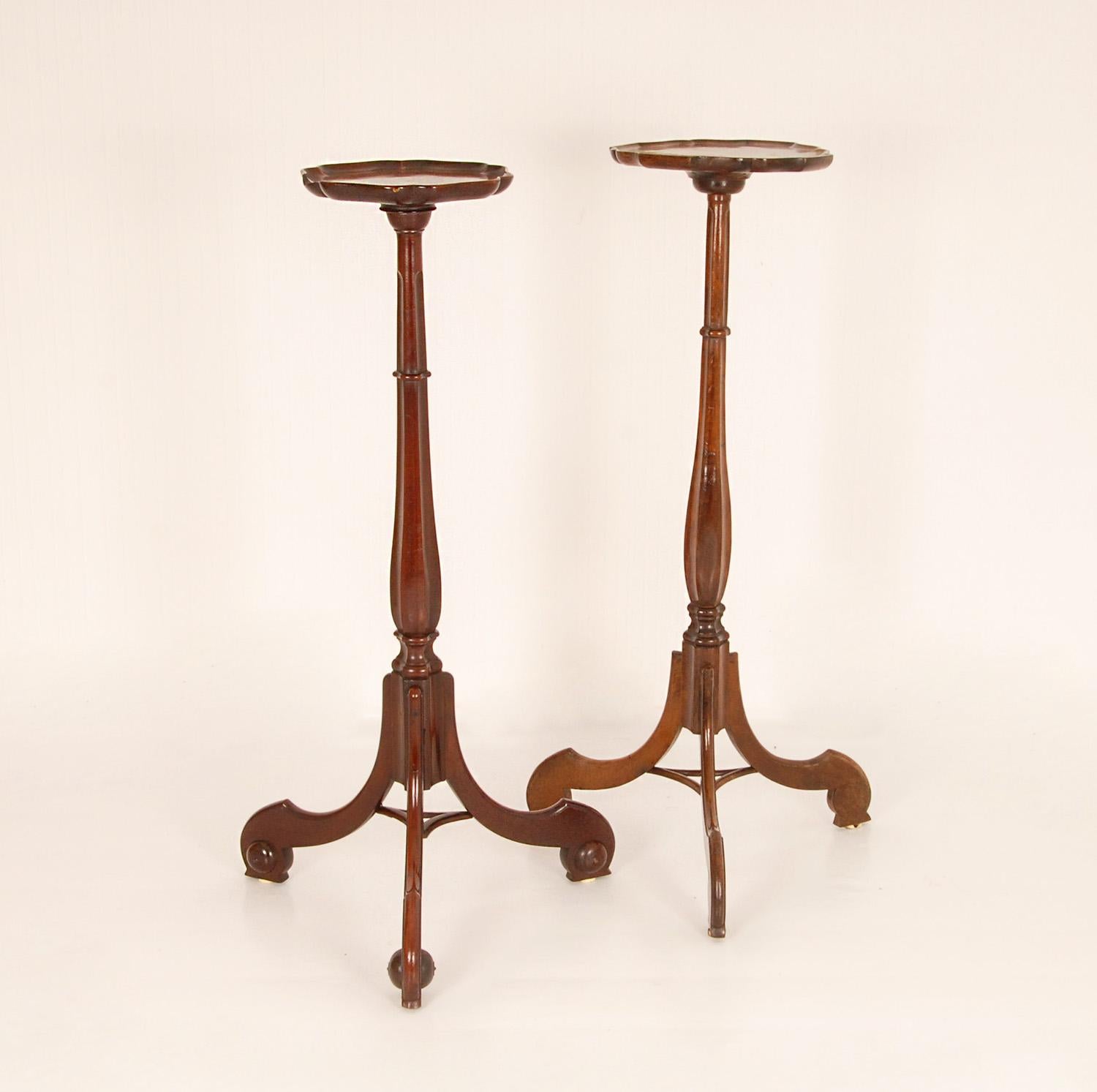 18th Century Georgian Mahogany Torcheres Pedestals Candle stands Walnut Set of 2 For Sale 9