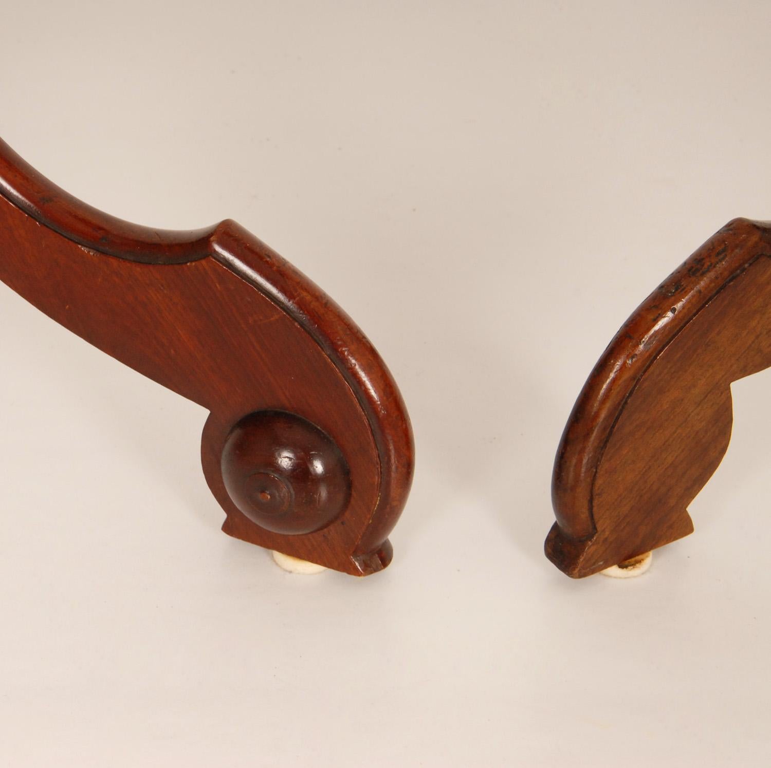 English 18th Century Georgian Mahogany Torcheres Pedestals Candle stands Walnut Set of 2 For Sale