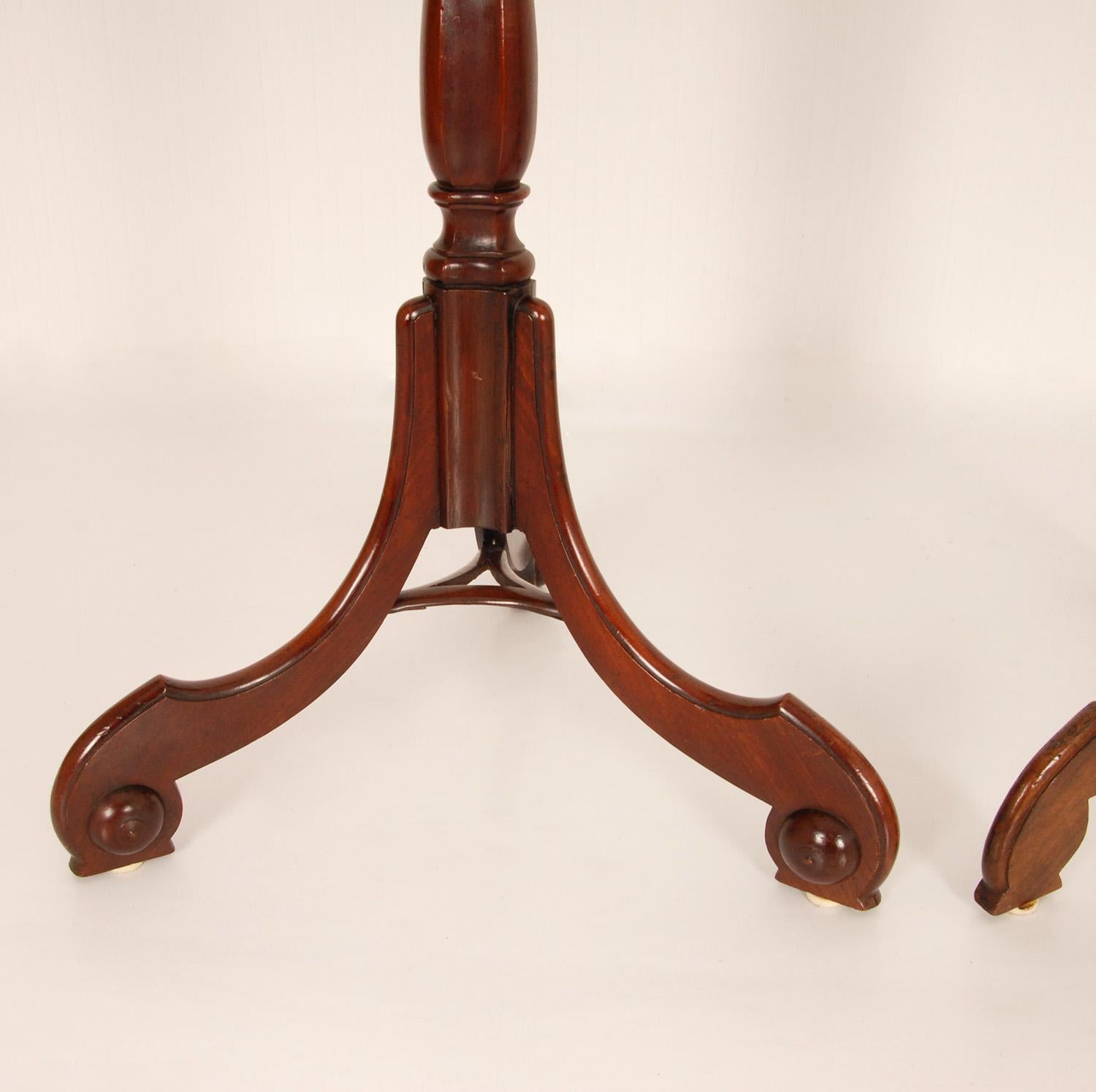 Hand-Carved 18th Century Georgian Mahogany Torcheres Pedestals Candle stands Walnut Set of 2 For Sale