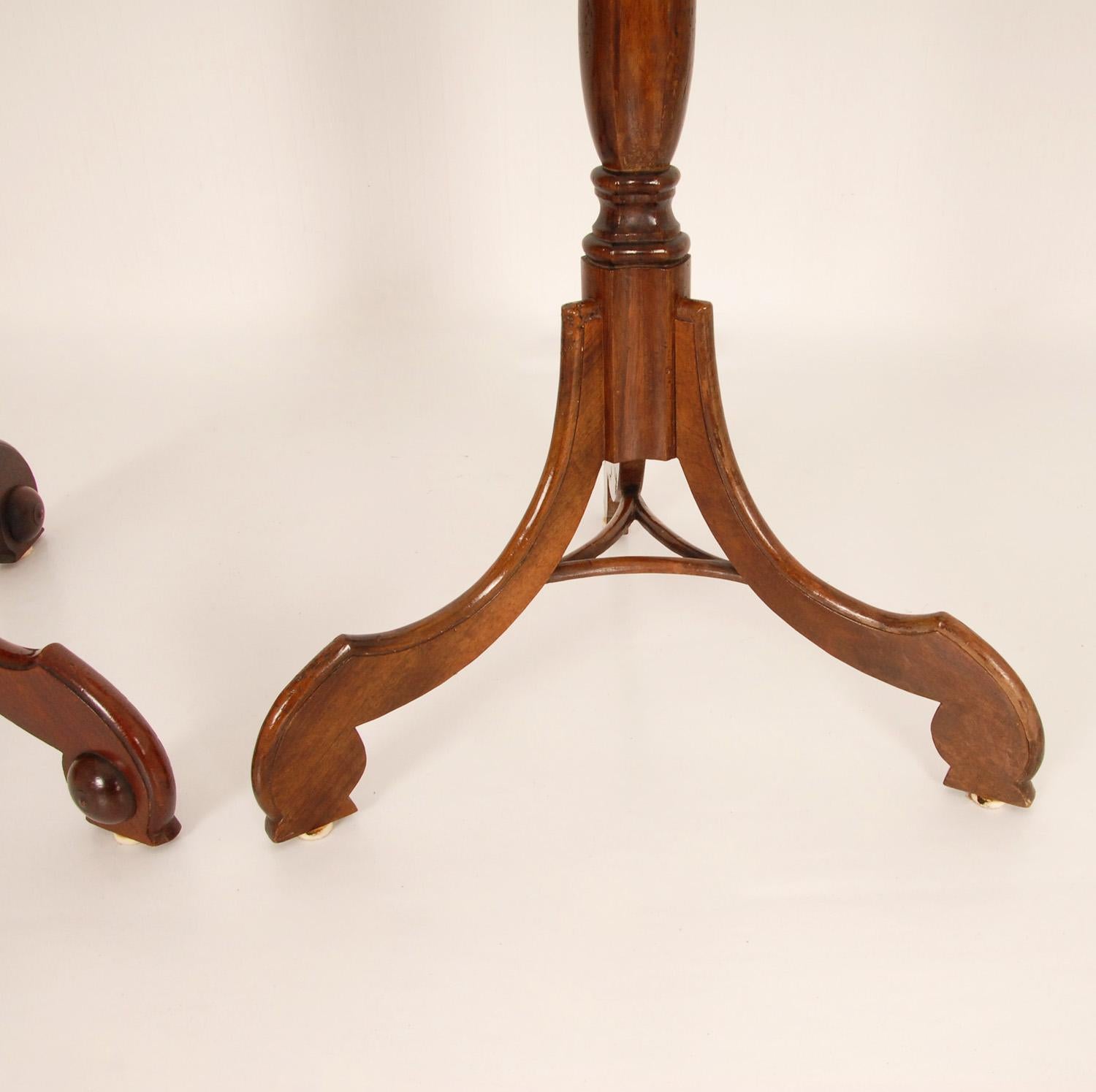 18th Century Georgian Mahogany Torcheres Pedestals Candle stands Walnut Set of 2 In Good Condition For Sale In Wommelgem, VAN