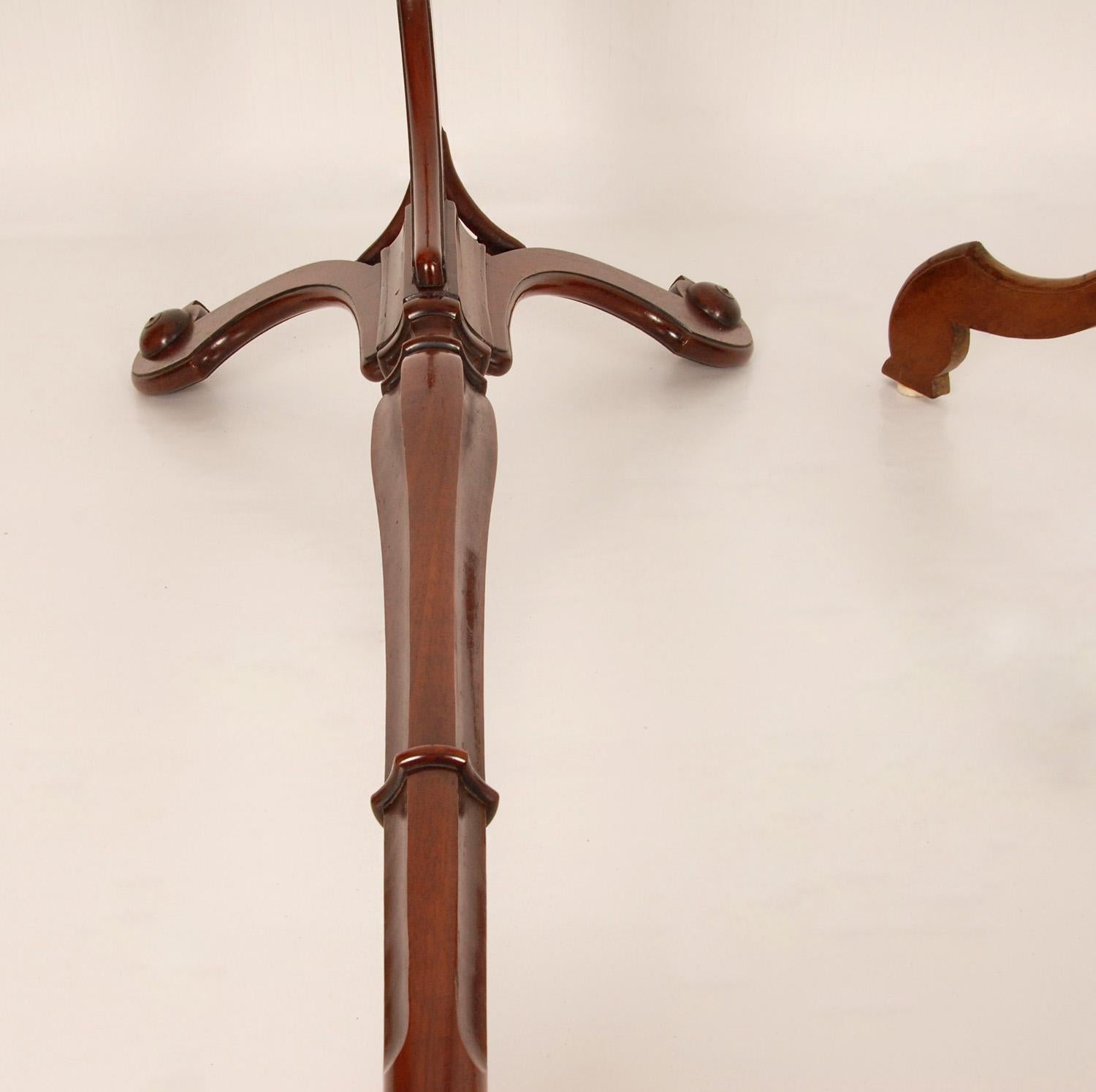 18th Century Georgian Mahogany Torcheres Pedestals Candle stands Walnut Set of 2 For Sale 4