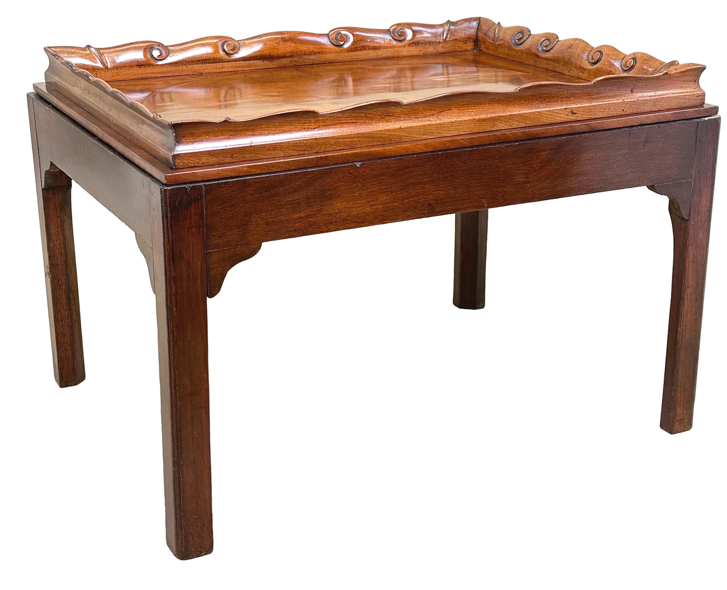 Bandeja Georgiana de Caoba del Siglo XVIII Sobre Soporte Jorge III