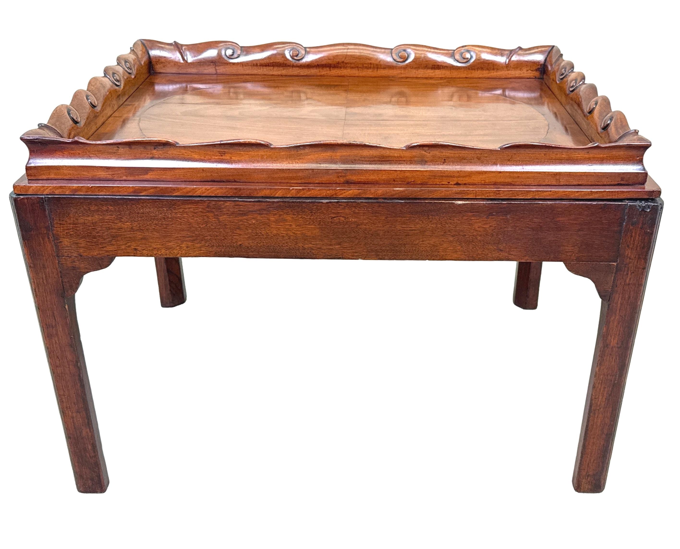 Bandeja Georgiana de Caoba del Siglo XVIII Sobre Soporte 2
