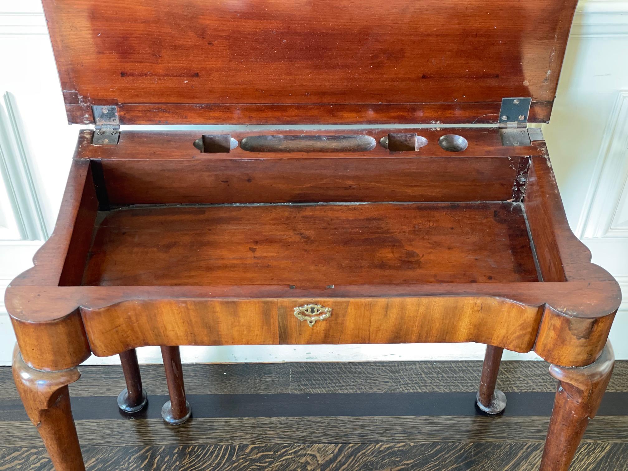 Georgianischer Mahagoni-Spieltisch mit dreifacher Platte aus dem 18. Jahrhundert mit Ebenholz und Seidenholz im Zustand „Gut“ im Angebot in New York, NY
