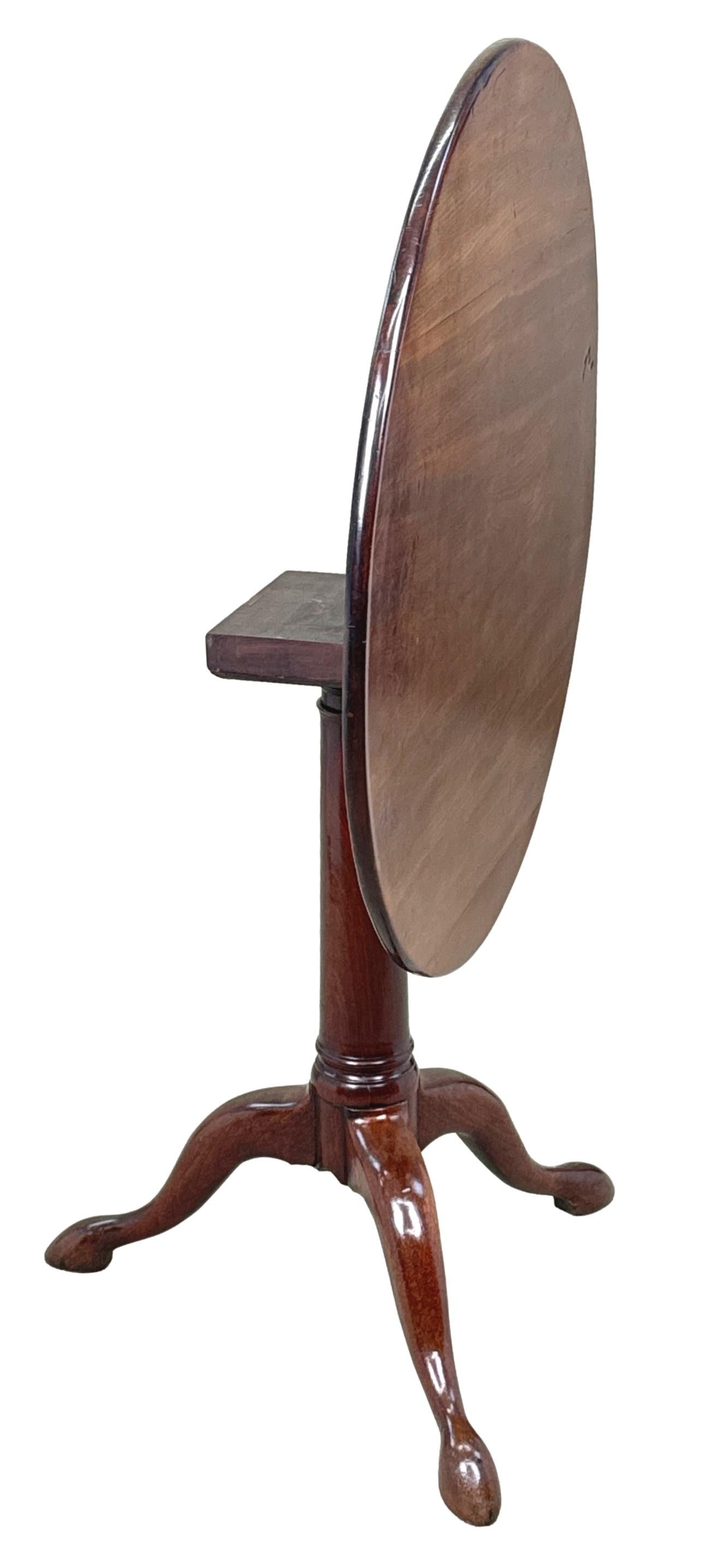 Tavolo da vino, o tavolo da lampada occasionale, in mogano georgiano della metà del XVIII secolo, con piano inclinabile circolare ben strutturato, che conserva un buon colore e una buona patina, sollevato su un elegante gambo centrale tornito a