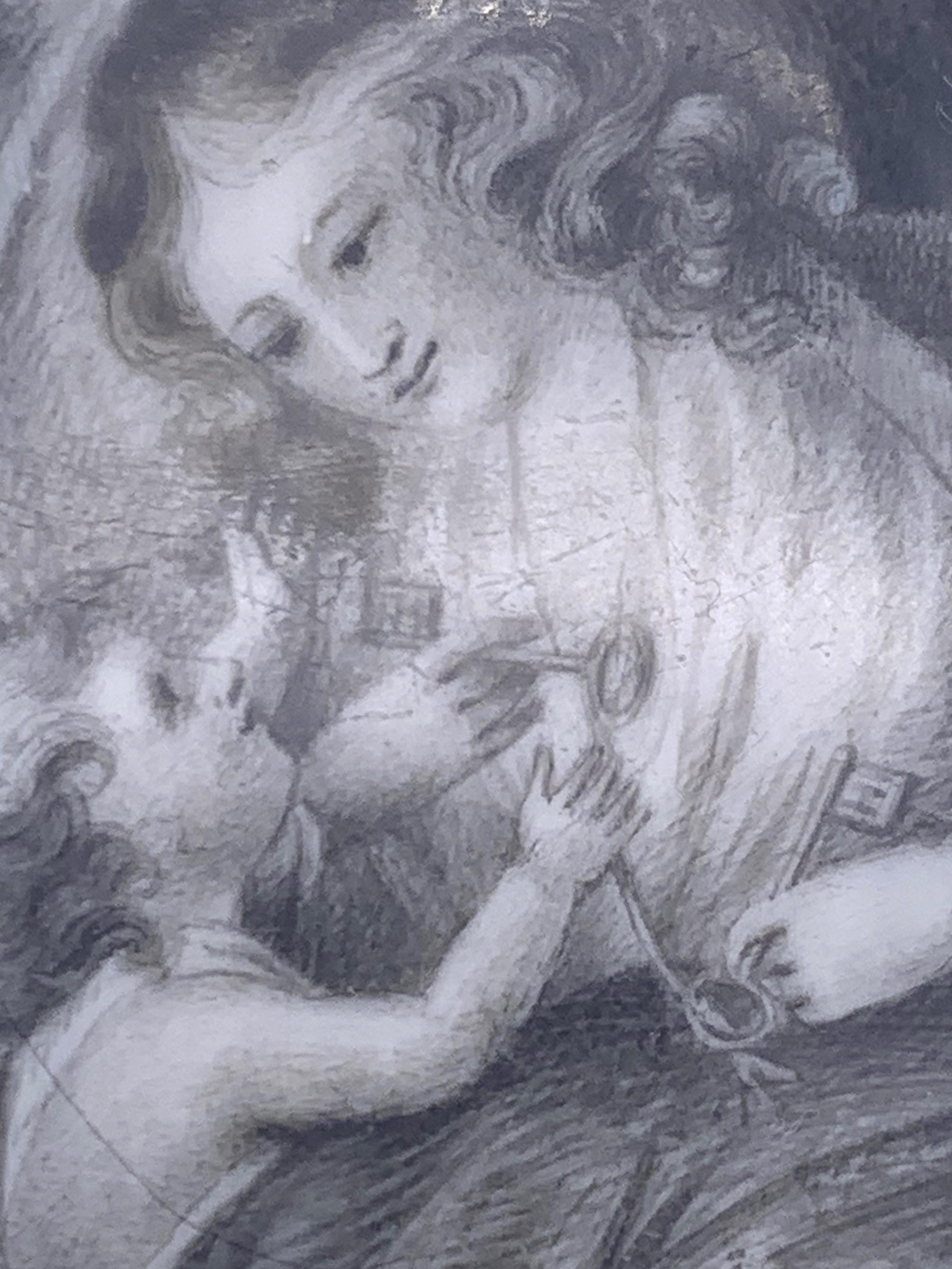 Belle miniature en grisaille d'une jeune mère et de son enfant exécutée au crayon sur papier montée dans un cadre ovale en or gravé pouvant être porté en pendentif.
Les vêtements et la coiffure de la mère représentent la mode des années 1780. Elle