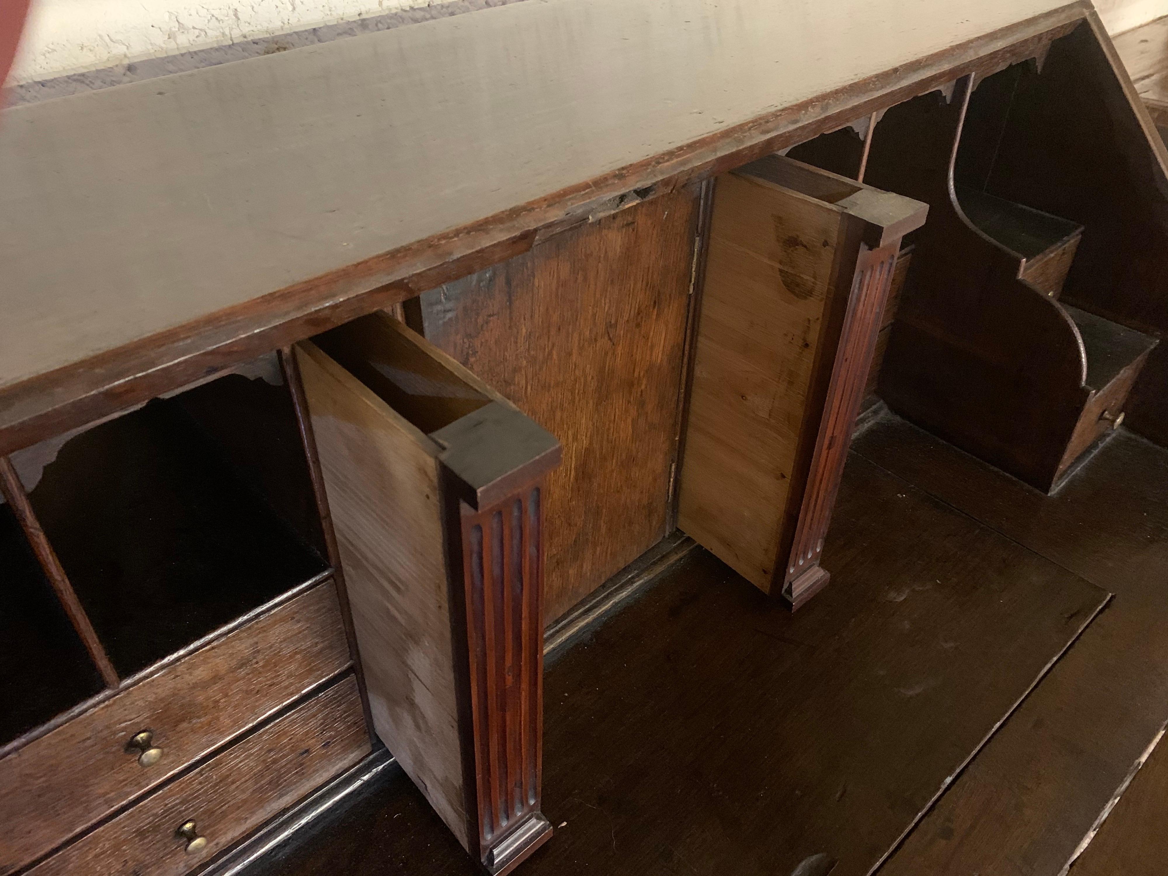 18. Jahrhundert georgianischen Eiche Bureau hat das Bureau vier Schubladen mit Schwanenhals Griffe. Die Kommode hat einen Sturz Frontklappe gute Schreibfläche. Der Innenraum verfügt über acht Schubladen und eine zentrale Tür mit zwei Geheimfächern