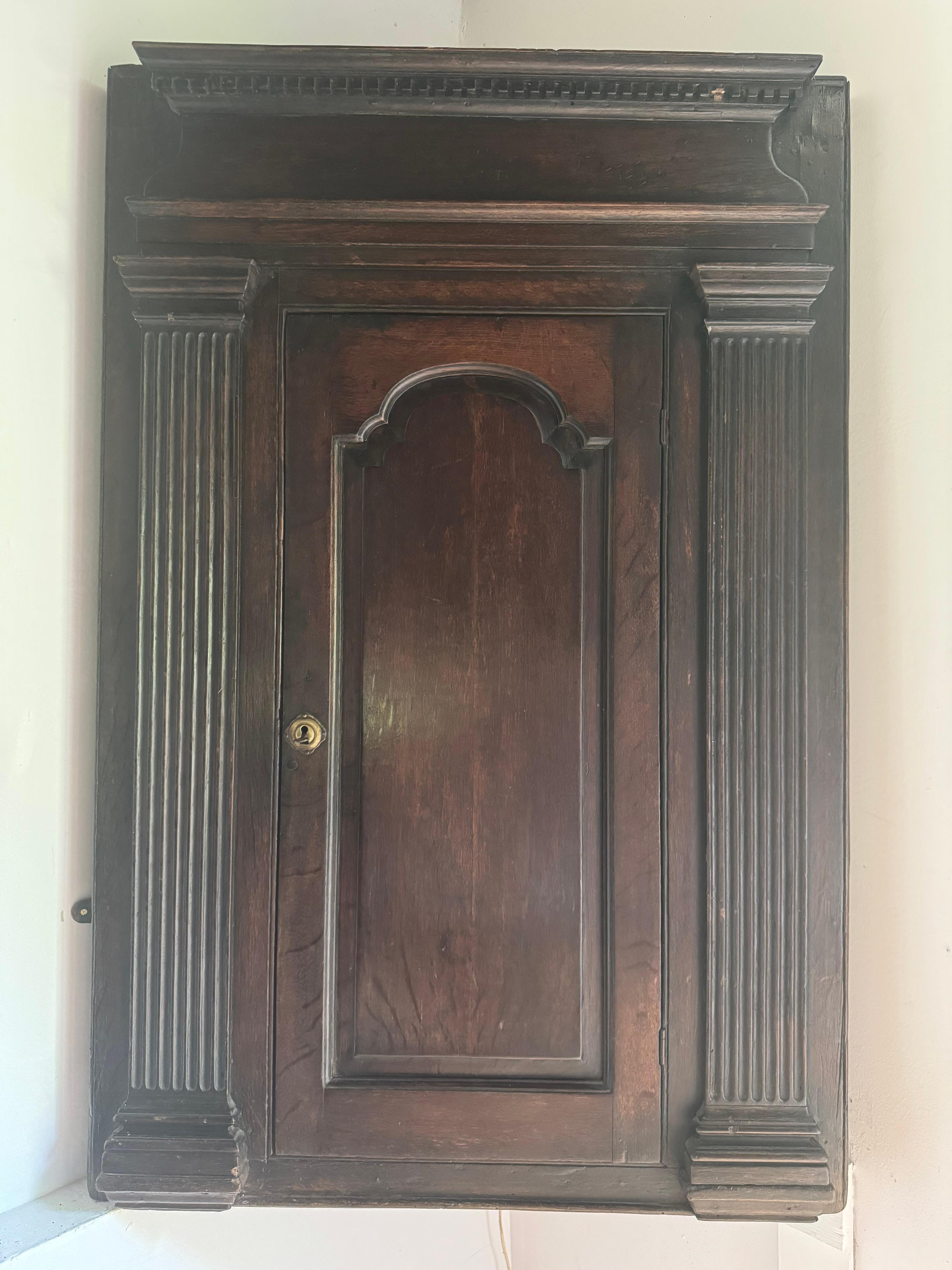Giorgio III Armadio angolare in rovere georgiano del XVIII secolo in vendita
