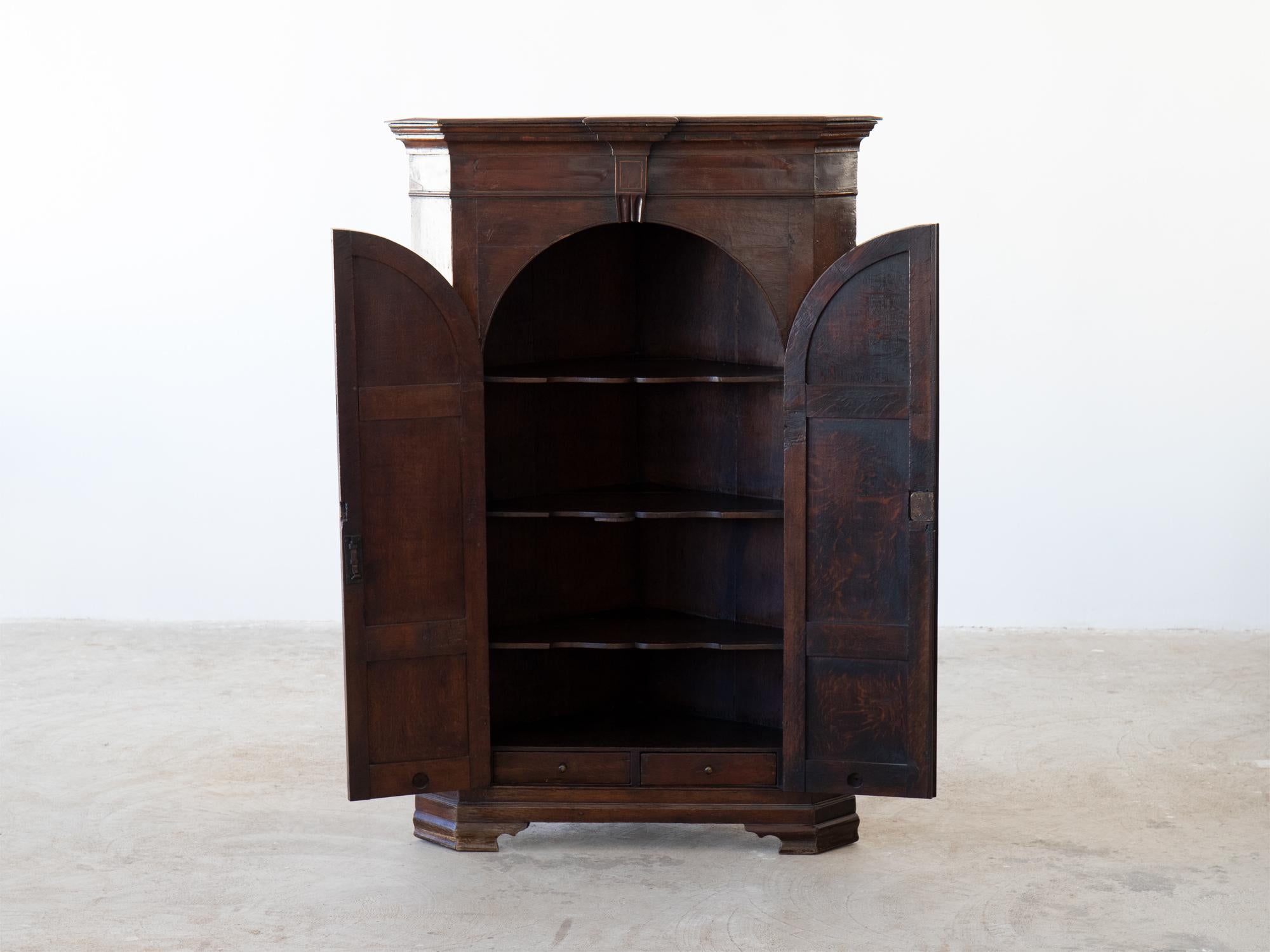 English 18th Century Georgian Oak Corner Cupboard For Sale