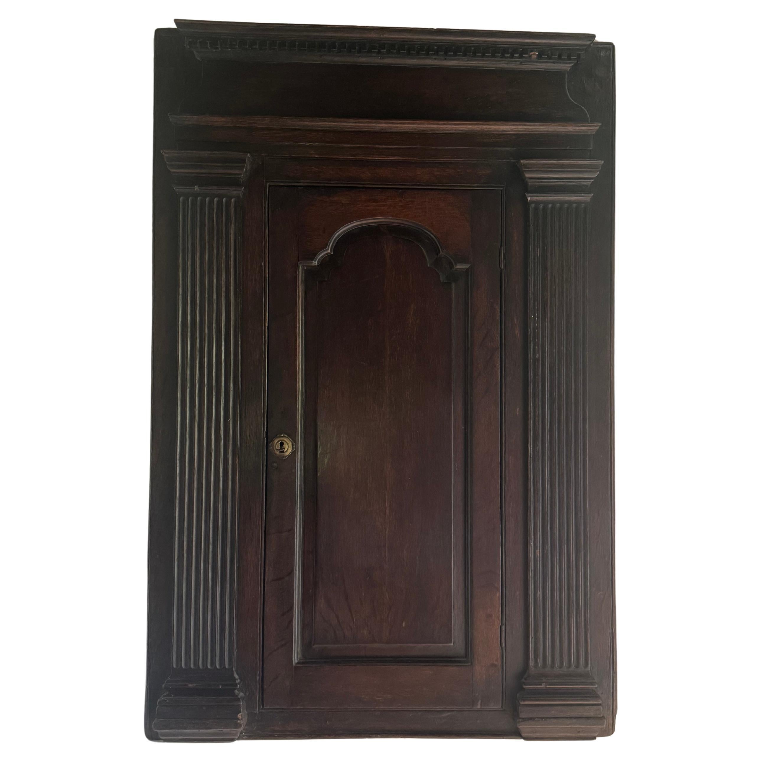 Armadio angolare in rovere georgiano del XVIII secolo in vendita