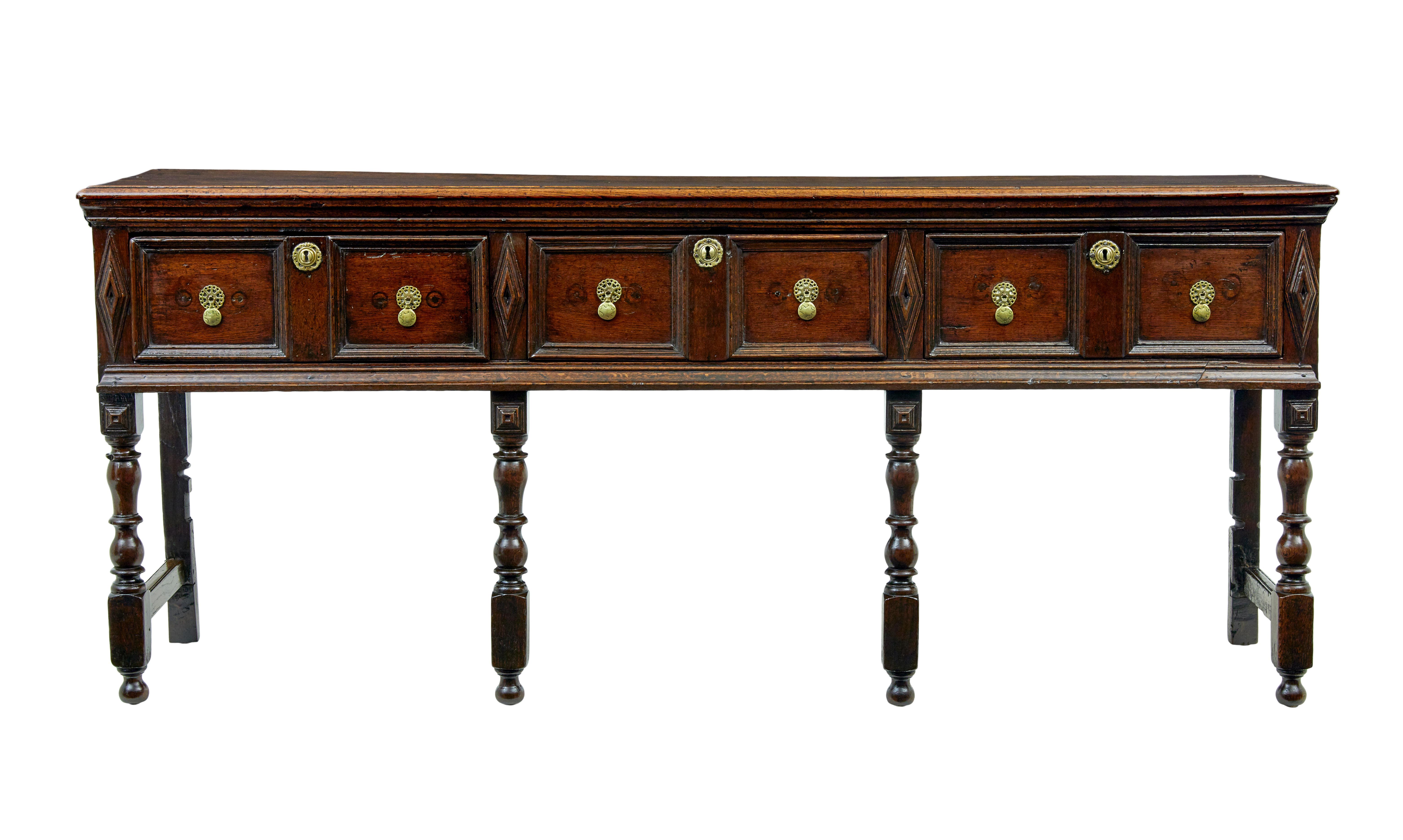 Base per comò in quercia georgiana del XVIII secolo, circa 1750.

Base per comò in rovere inglese di buona qualità.

Piano a 2 assi con bordo sagomato, dotato di 3 cassetti profondi sotto il piano, completo di ferramenta in ottone, che sarebbe una