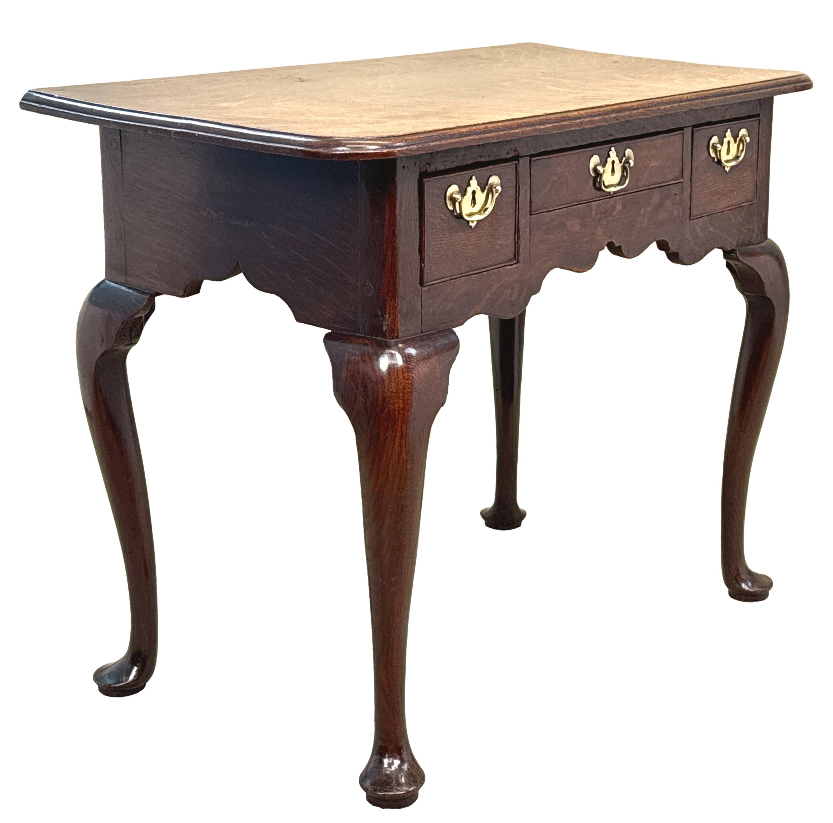 Table basse ou d'appoint en chêne du début du XVIIIe siècle, d'époque George I, extrêmement attrayante et de très bonne qualité, dont la couleur et la surface sont superbement intactes. Le plateau rectangulaire bien dessiné, au bord mouluré en forme