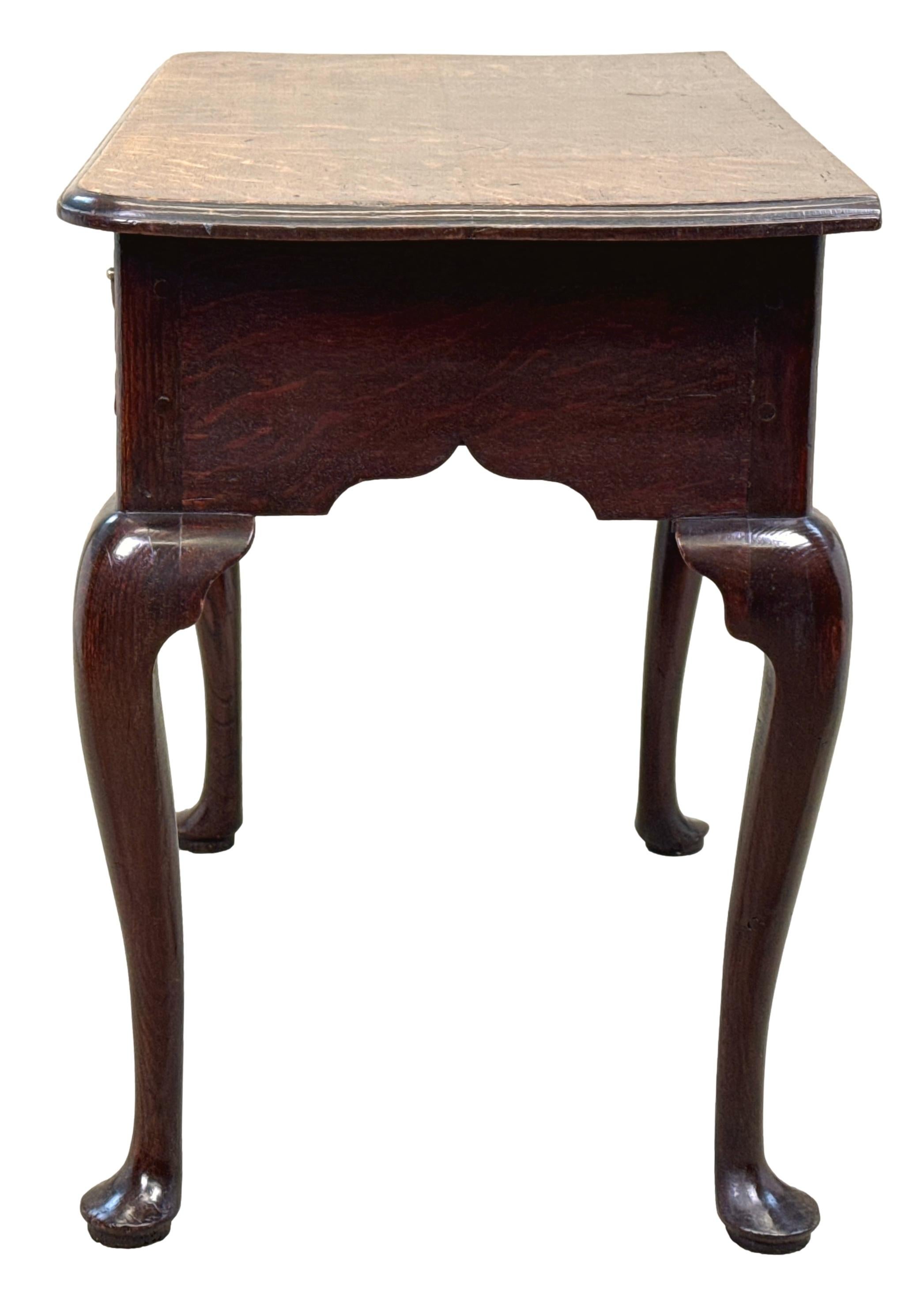 XVIIIe siècle Lowboy en chêne géorgien du 18e siècle en vente