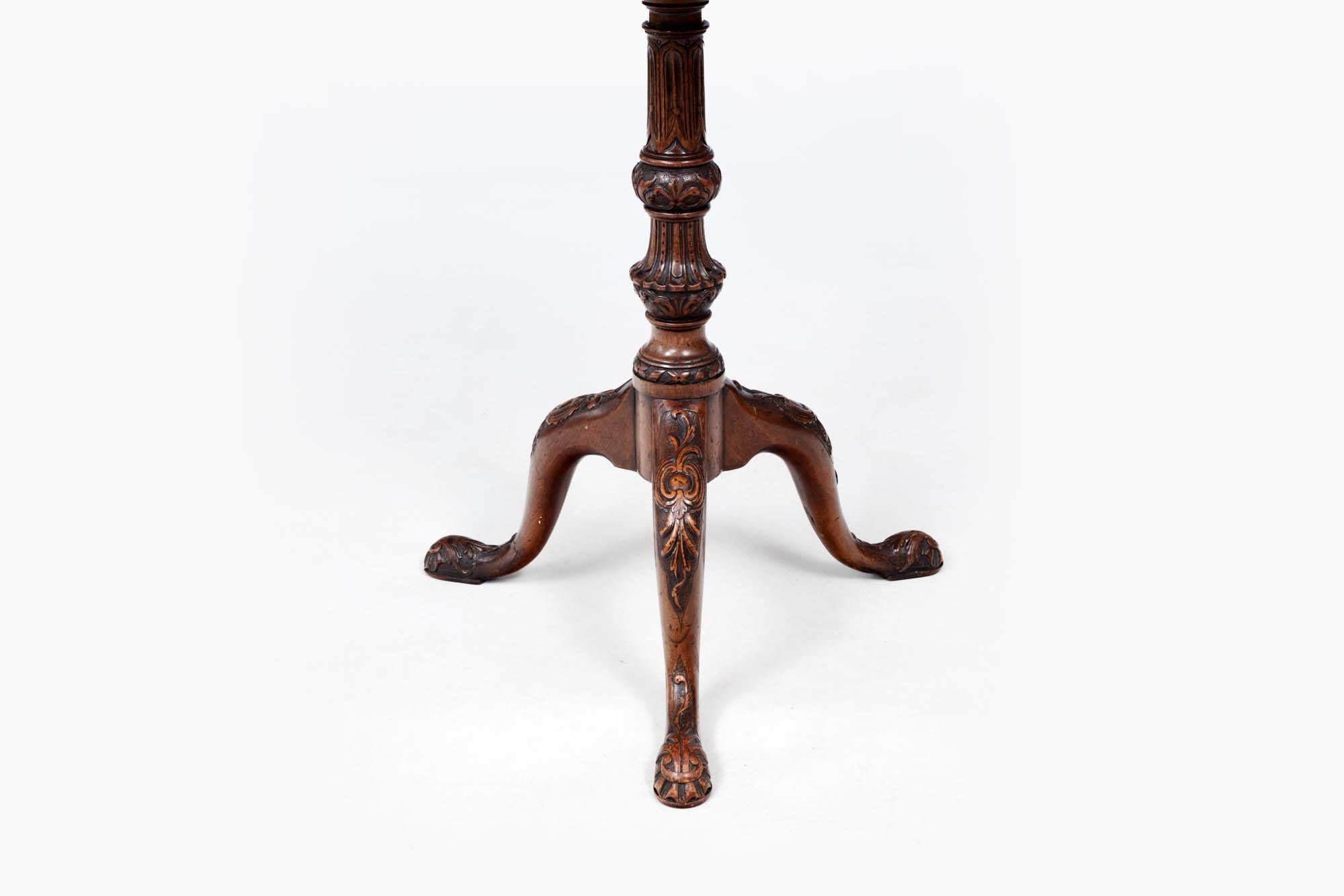 18th century Georgian occasional table with pie crust dish top supported on a decorative turned pedestal, with a tripod base terminating on cabriole legs and slipper feet with carved foliate detail.