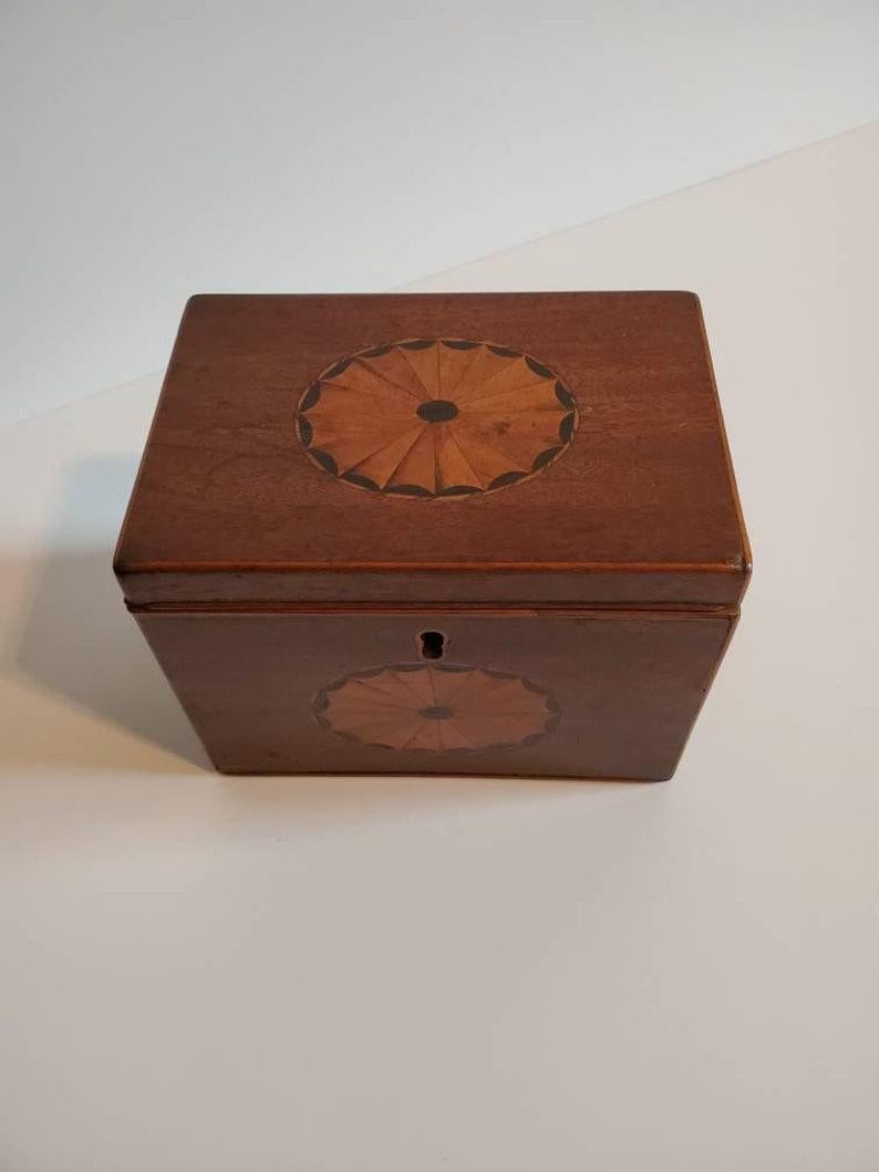 Caja de té inglesa de caoba con incrustaciones del periodo georgiano del siglo XVIII Georgiano en venta