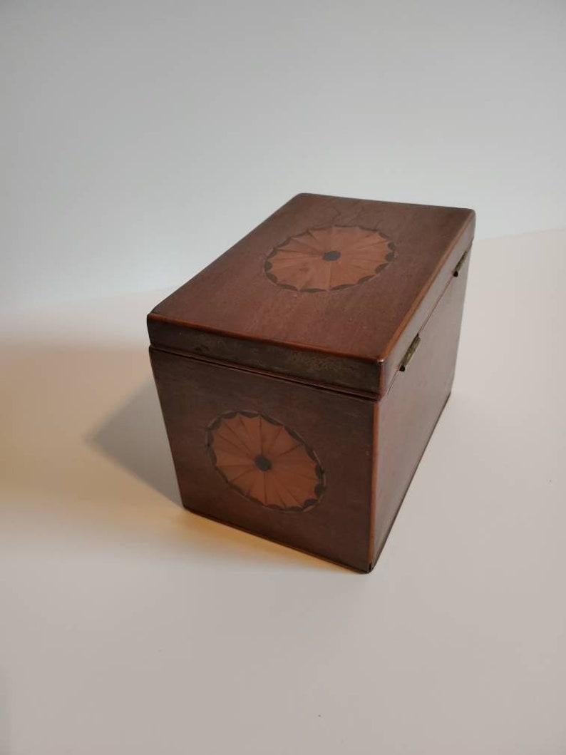 Caja de té inglesa de caoba con incrustaciones del periodo georgiano del siglo XVIII Incrustación en venta
