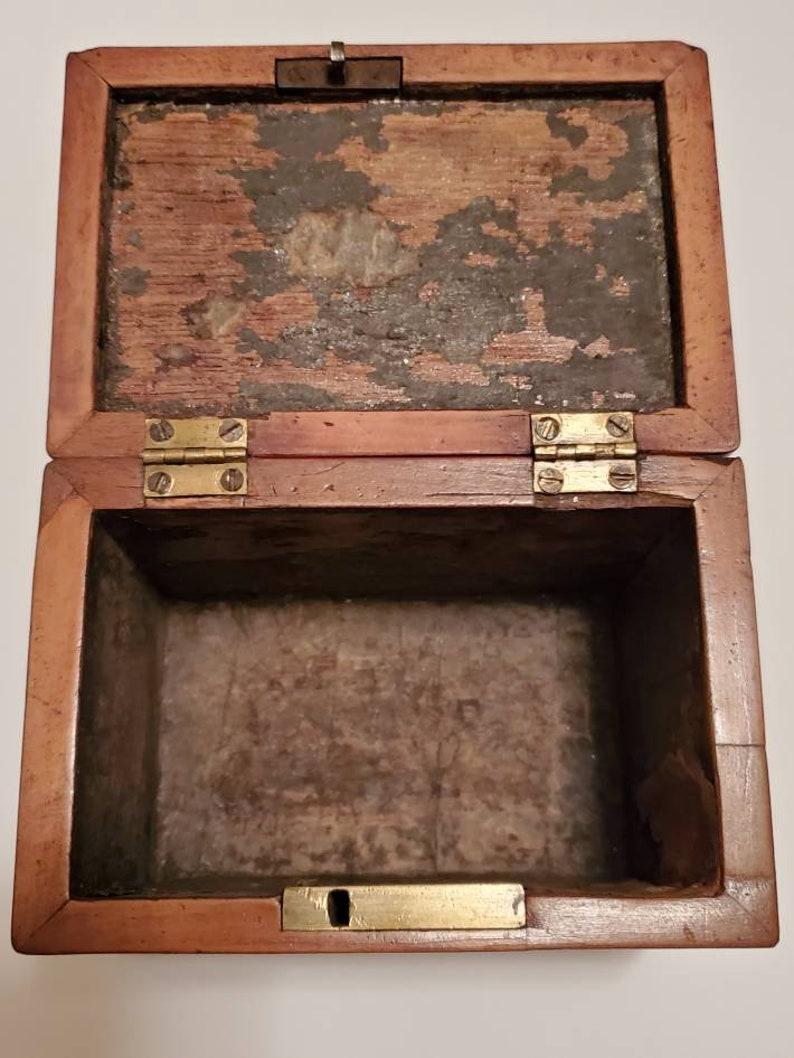 Caja de té inglesa de caoba con incrustaciones del periodo georgiano del siglo XVIII en venta 1