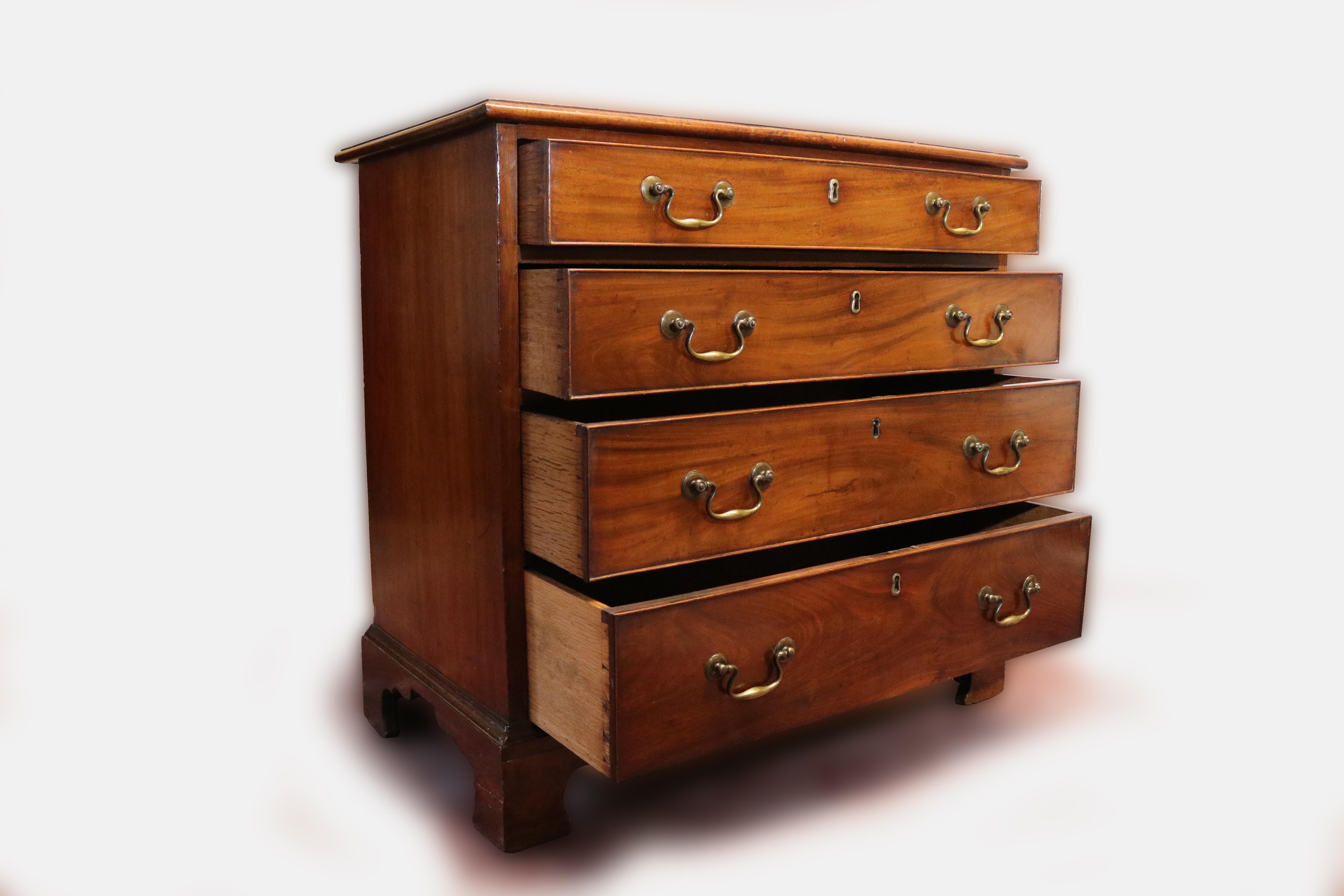 18th Century Georgian Period Original Mahogany Chest of Drawers In Good Condition In Glencarse, Perthshire