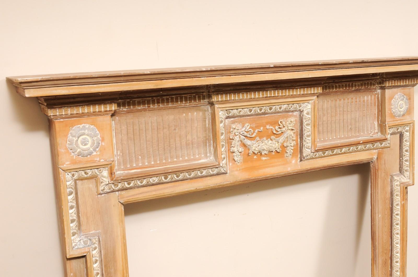 Manto de chimenea georgiano de pino y gesso del siglo XVIII en venta 3
