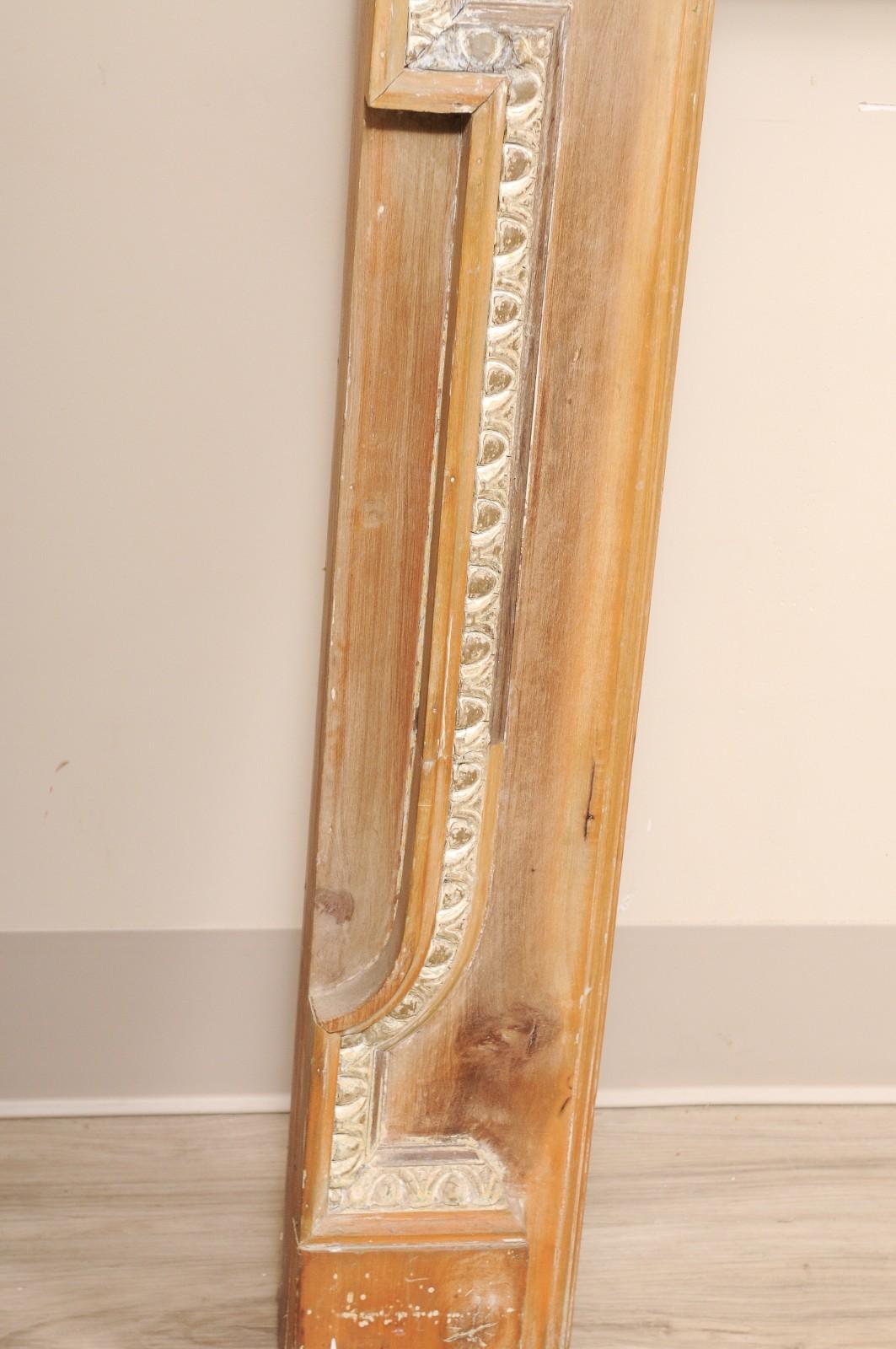 Manto de chimenea georgiano de pino y gesso del siglo XVIII en venta 4