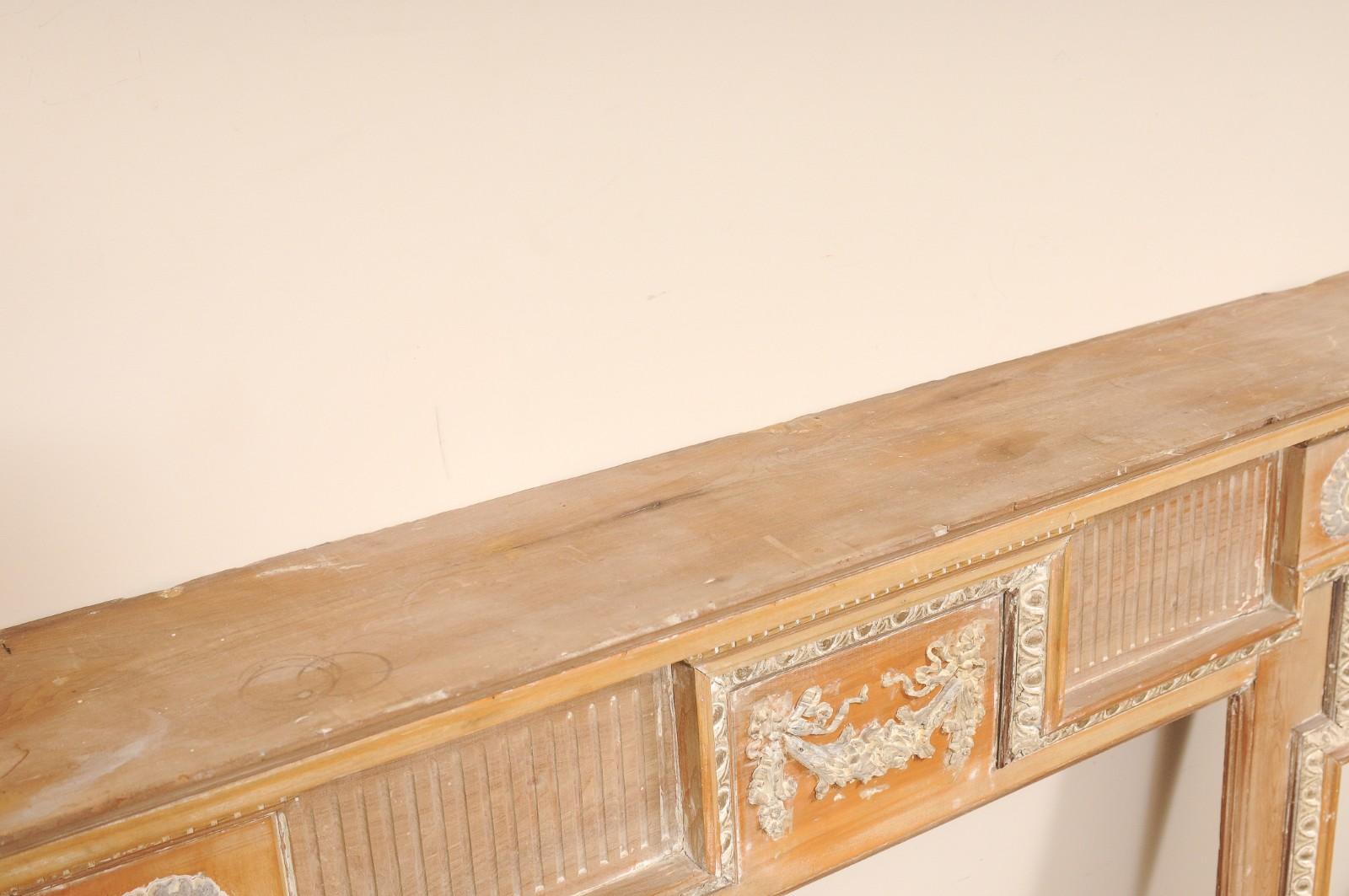 Manto de chimenea georgiano de pino y gesso del siglo XVIII en venta 5