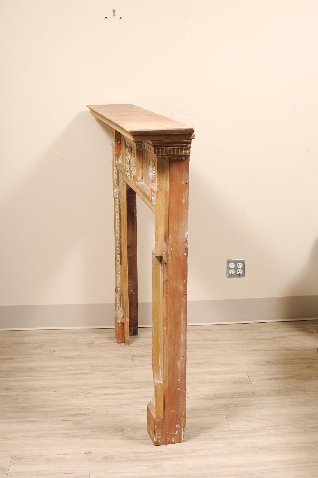 Manto de chimenea georgiano de pino y gesso del siglo XVIII en venta 6