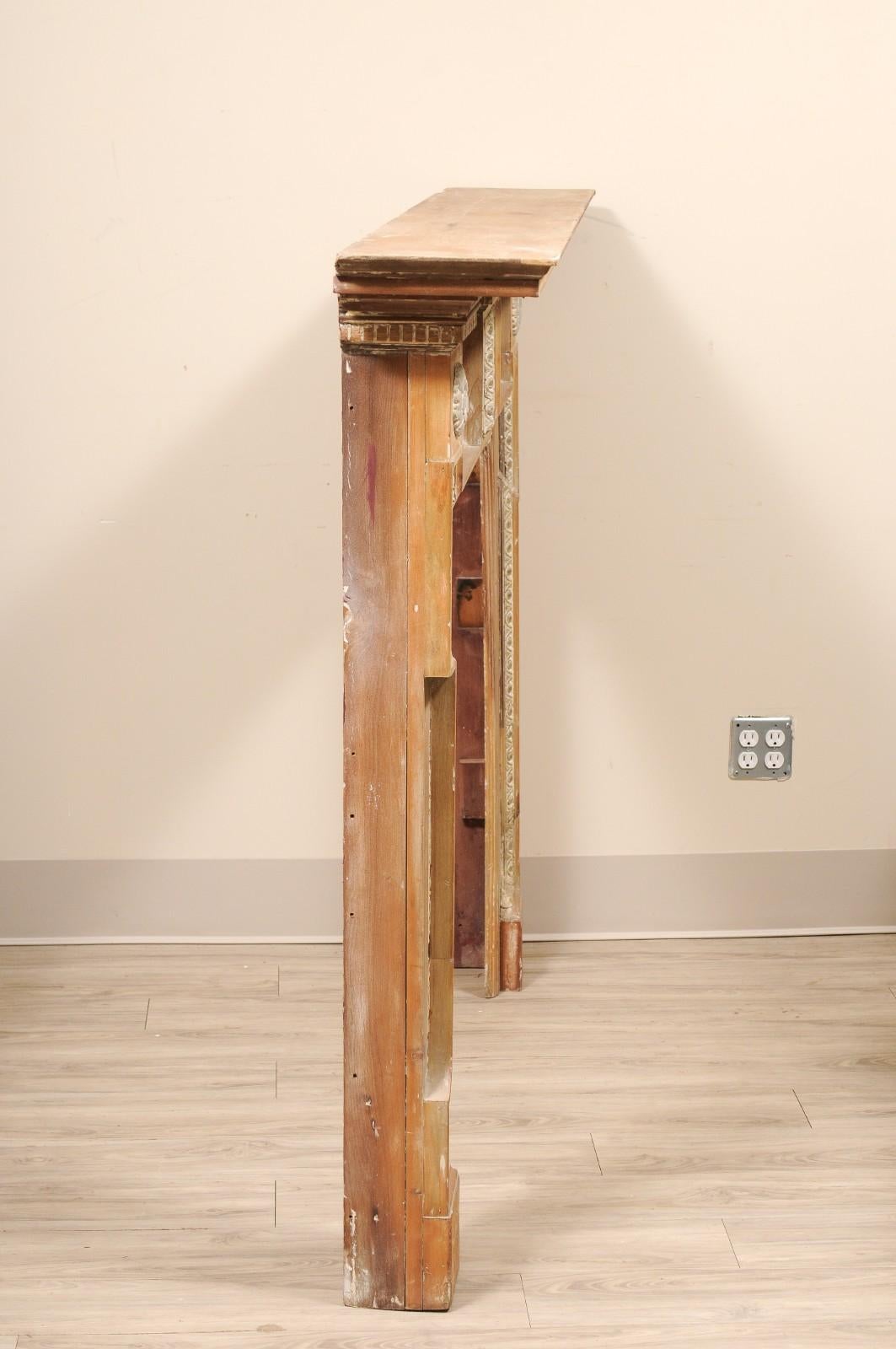 Manto de chimenea georgiano de pino y gesso del siglo XVIII en venta 7