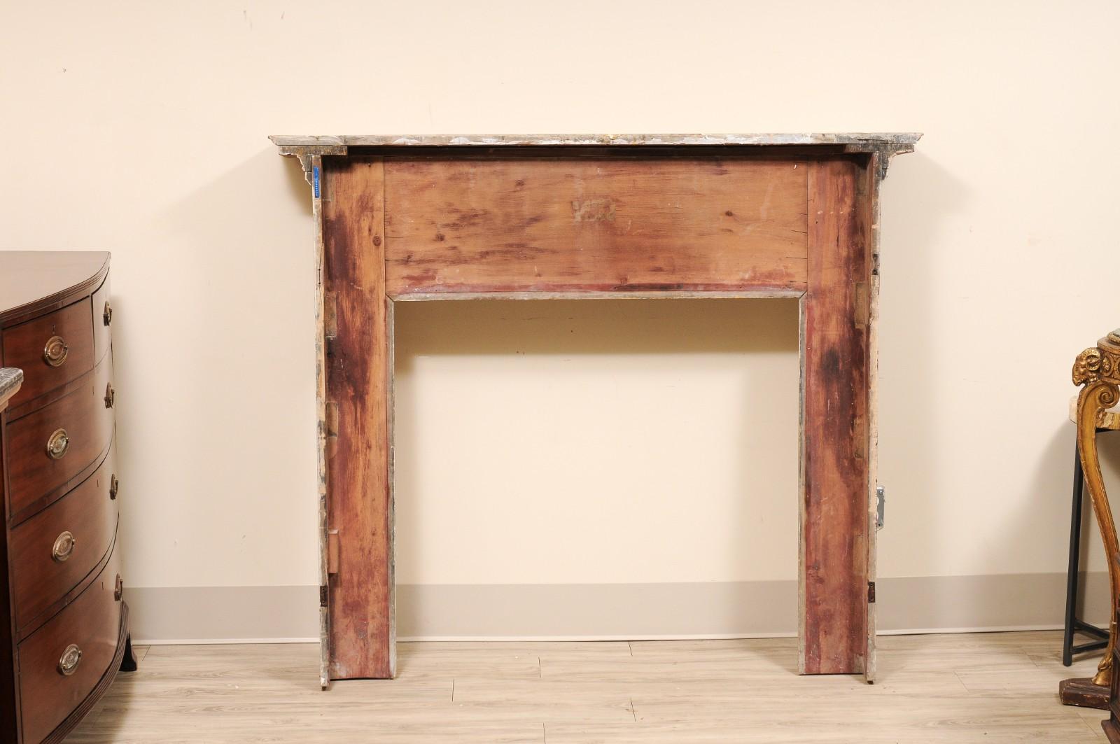 Manto de chimenea georgiano de pino y gesso del siglo XVIII en venta 8