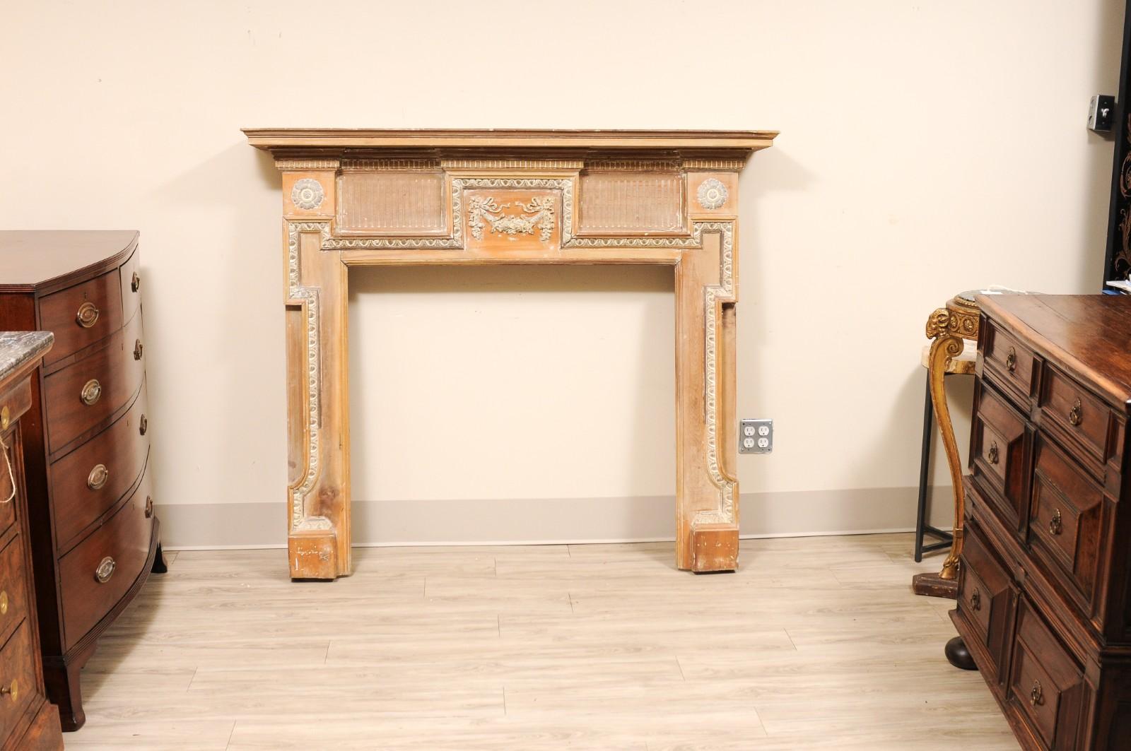 Manto de chimenea georgiano de pino y gesso del siglo XVIII Georgiano en venta