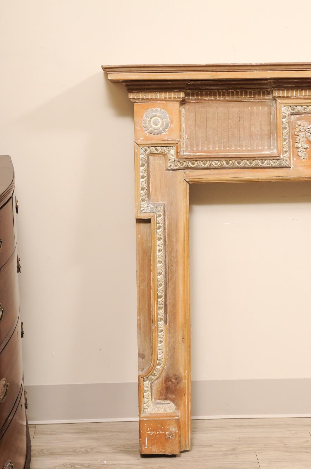 Manto de chimenea georgiano de pino y gesso del siglo XVIII Francés en venta