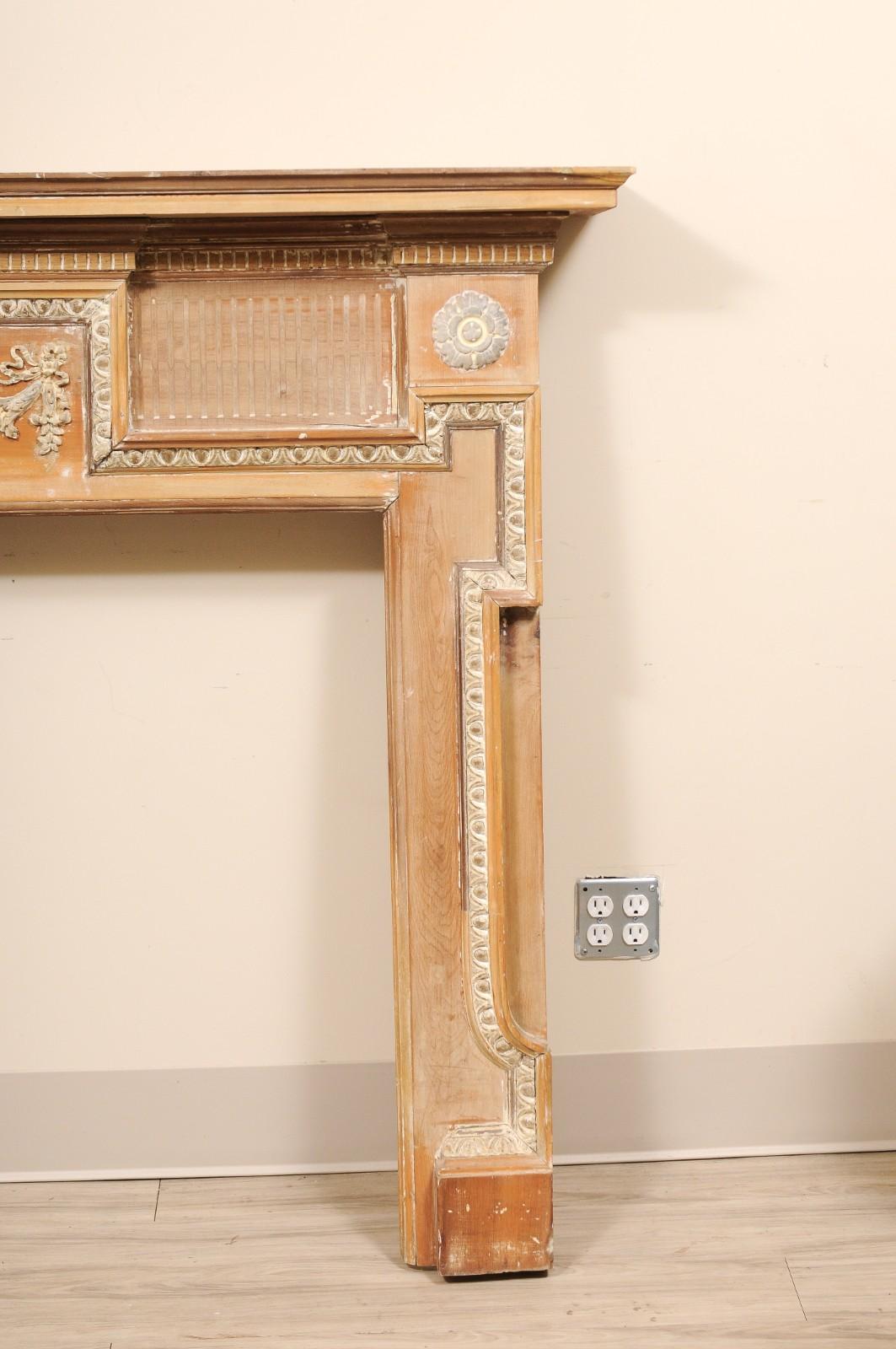 Manto de chimenea georgiano de pino y gesso del siglo XVIII Tallado a mano en venta