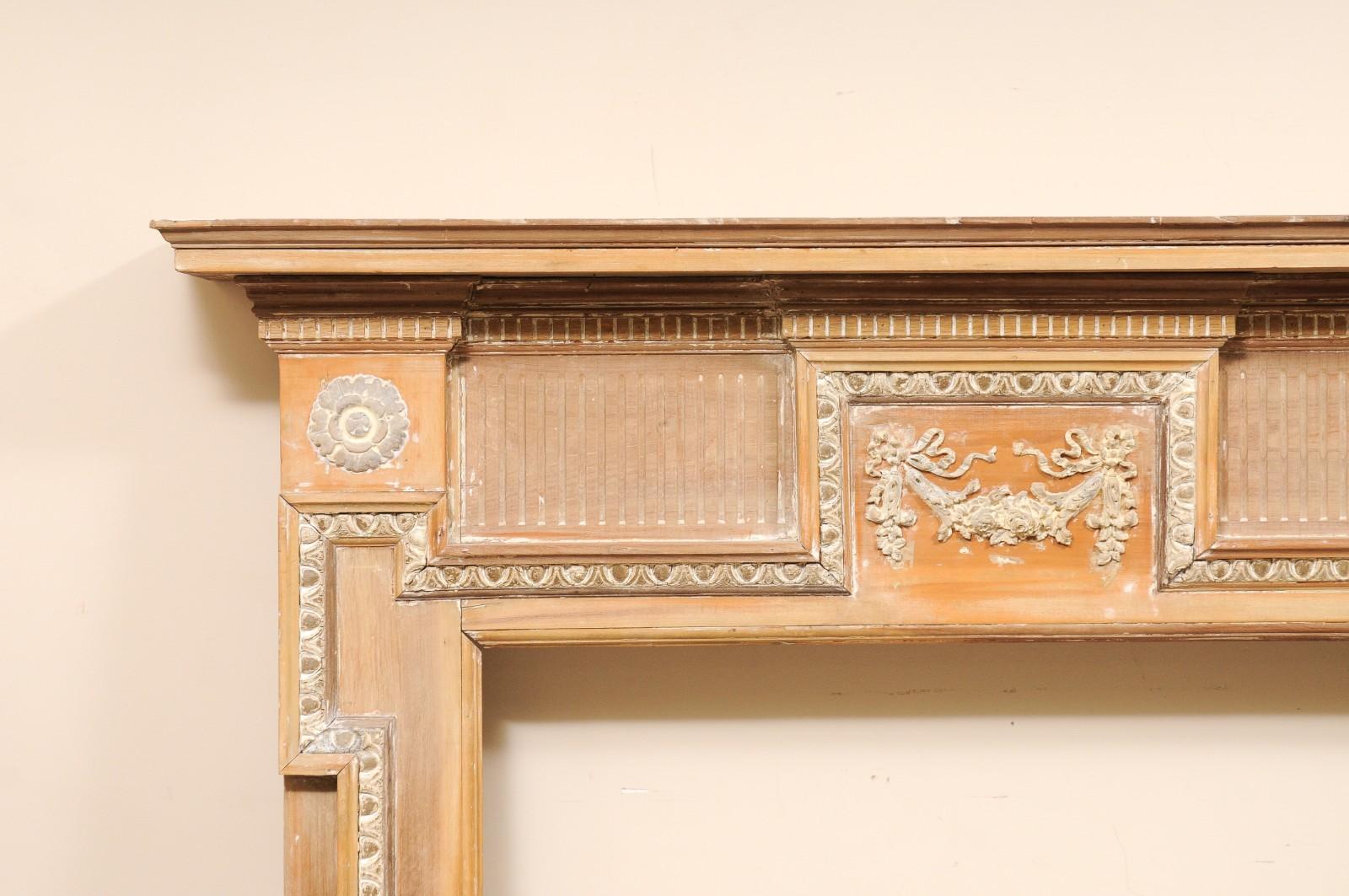 Manto de chimenea georgiano de pino y gesso del siglo XVIII en Desgastado estado para la venta en Atlanta, GA