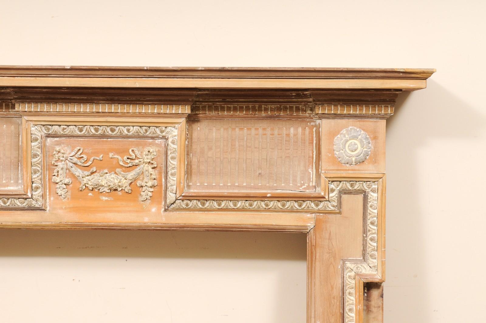 Manto de chimenea georgiano de pino y gesso del siglo XVIII siglo XVIII y antes en venta