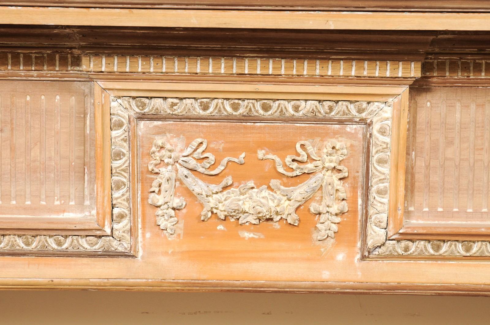 Manto de chimenea georgiano de pino y gesso del siglo XVIII Madera en venta