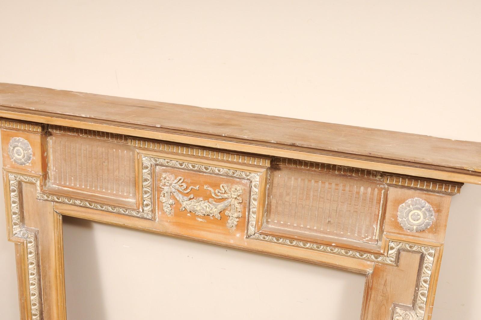 Manto de chimenea georgiano de pino y gesso del siglo XVIII en venta 1