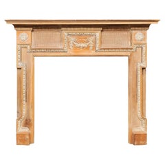 Kaminmantel aus georgischem Kiefernholz und Gesso aus dem 18.