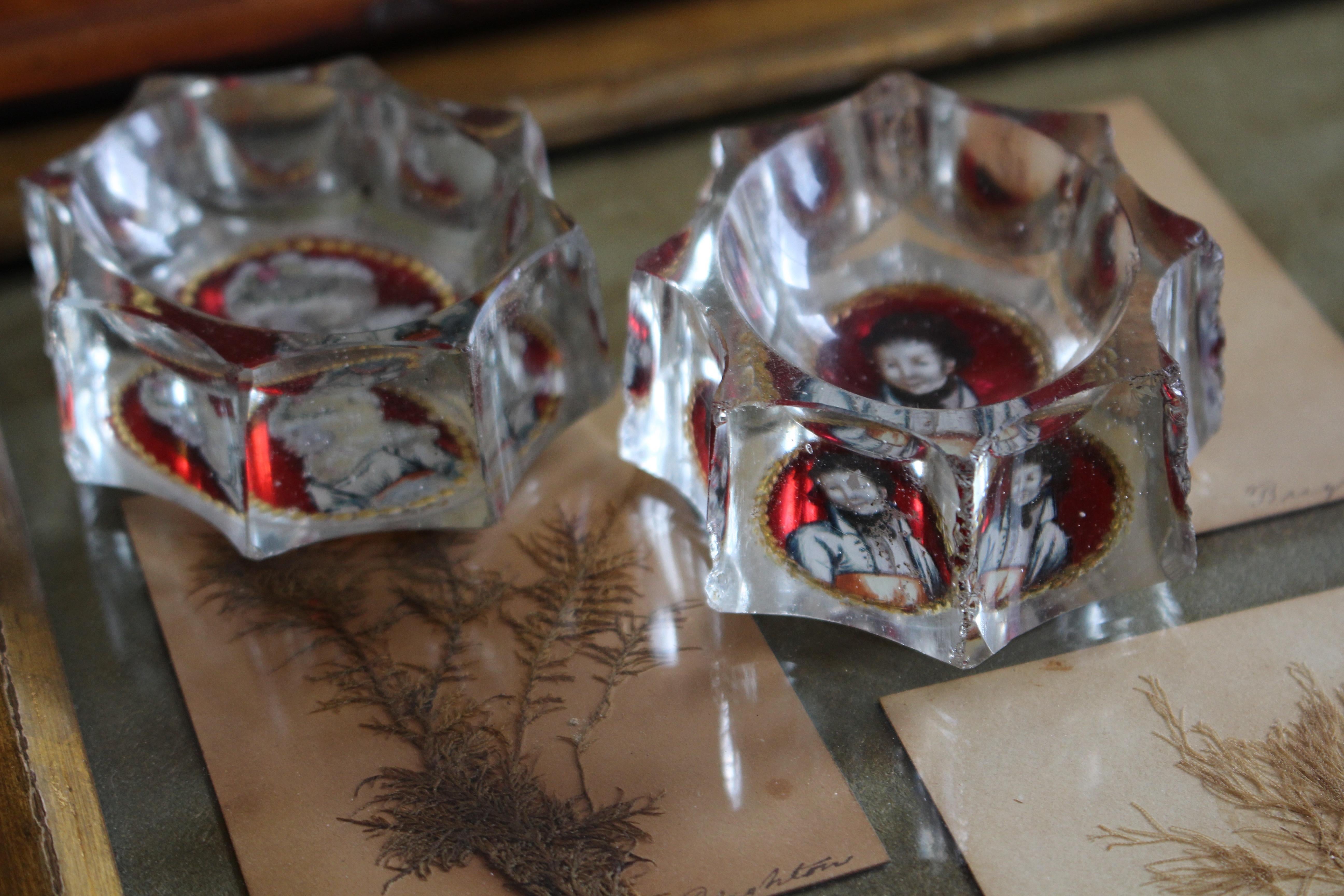 Anglais Verre peint à l'envers du XVIIIe siècle Georgian Lovers Open Salts Country House en vente