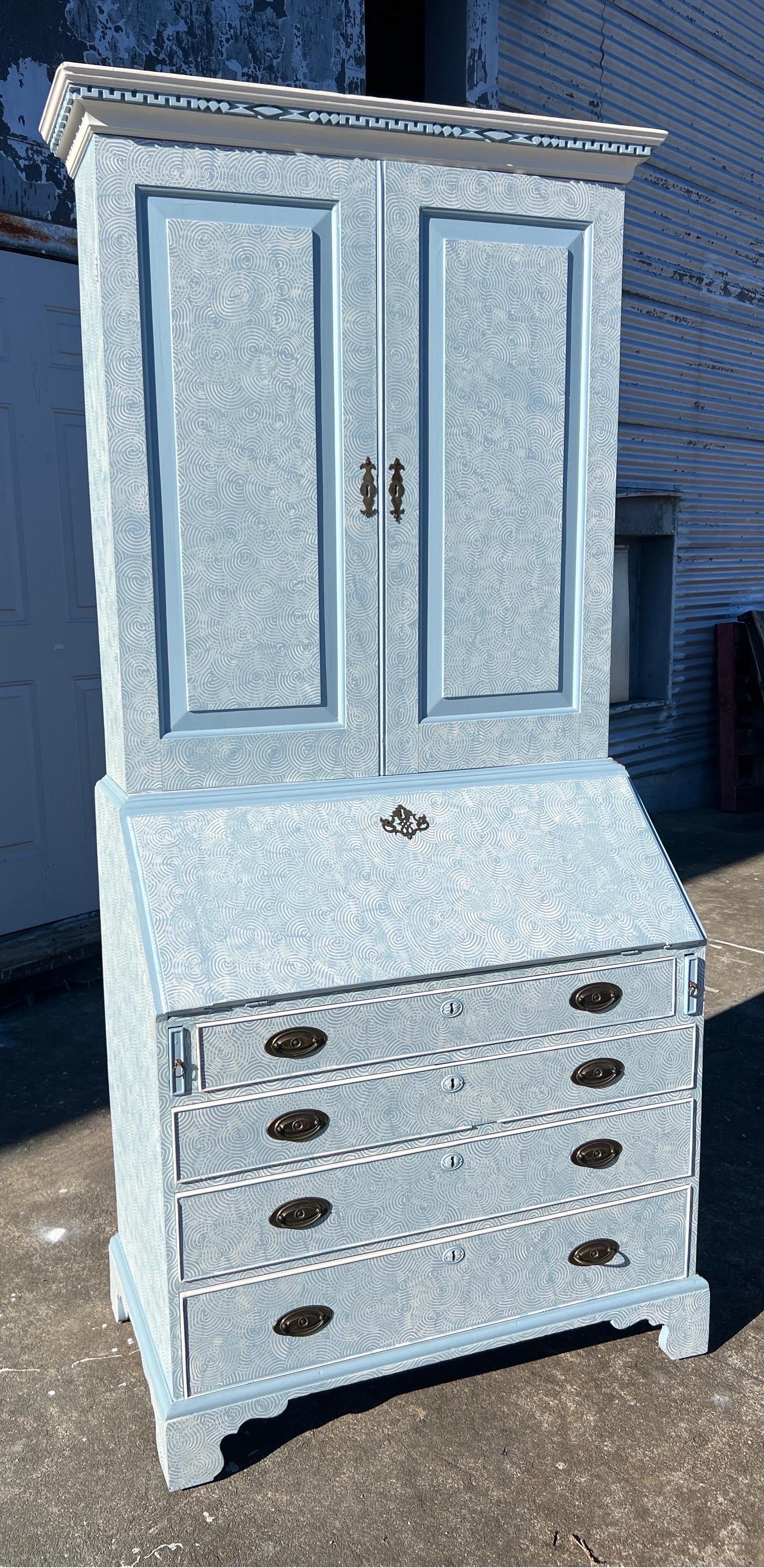 18th century Georgian secretary in hand painted blue wedge wood swirl finish  In Good Condition For Sale In Charleston, SC