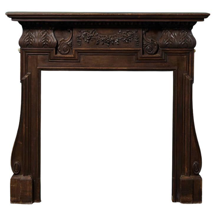 Caminetto neoclassico in pino macchiato del XVIII secolo